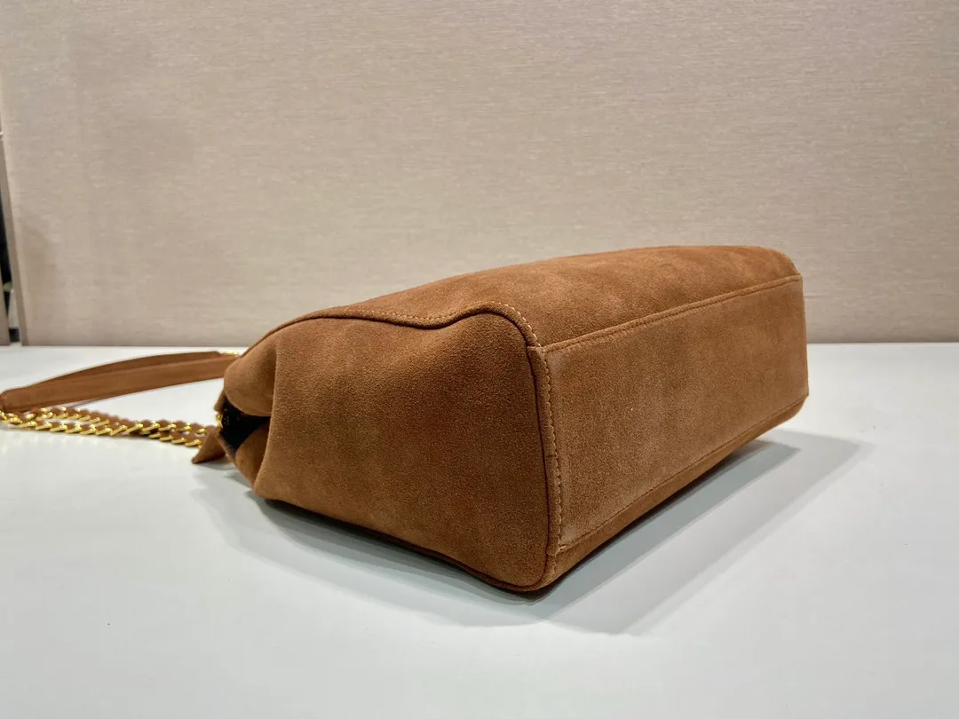 💰1320🎉Second-hand flip style🎉1BD660 suede leather🎉🎉 This Vintage vintage chain hobo bag has a great design👏👏 The pure hand-made suede rhombus design can be worn on one shoulder, across the body, or carried on the street. The imported black gold chain is really an eternal theme of vintage. It is simple and elegant, and the capacity is very large. The upper body is very fashionable, versatile and fashionable. No matter casual or formal, they all have a stable temperament. Hurry up and get it🙊I love this second-hand hobo bag so much😘😘 Length 25x height 26.5x bottom 7.5cm🎉🎉🎉👏👏👏
