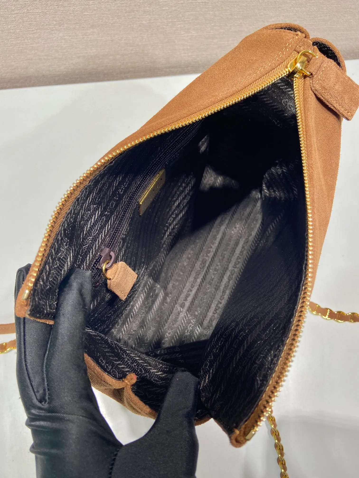 💰1320🎉Second-hand flip style🎉1BD660 suede leather🎉🎉 This Vintage vintage chain hobo bag has a great design👏👏 The pure hand-made suede rhombus design can be worn on one shoulder, across the body, or carried on the street. The imported black gold chain is really an eternal theme of vintage. It is simple and elegant, and the capacity is very large. The upper body is very fashionable, versatile and fashionable. No matter casual or formal, they all have a stable temperament. Hurry up and get it🙊I love this second-hand hobo bag so much😘😘 Length 25x height 26.5x bottom 7.5cm🎉🎉🎉👏👏👏