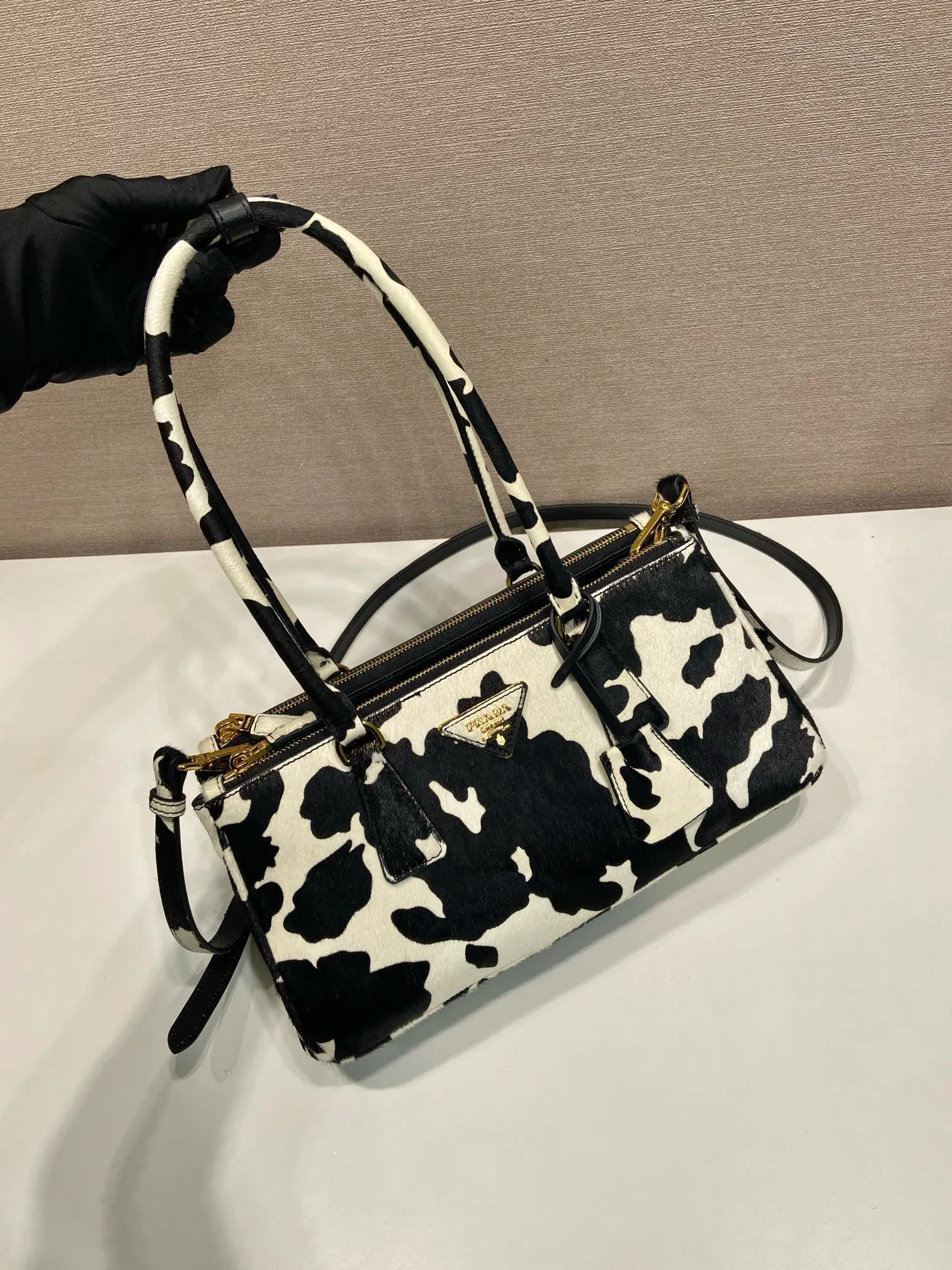 💰1840🎉New product🎉1BA457 horse hair🎉🎉 This Galleria handbag has an elegant and timeless design, reflecting the brand's characteristics in many aspects. Classic silhouettes are reimagined in slim silhouettes and animal-print leather for an avant-garde style. Detachable and adjustable leather shoulder strap and keychain, pocket zipper outer pocket, metal hardware accessories, leather triangular metal letter logo on the front, large capacity, another timeless hot item🎉🎉A must-have for winter, get it now🎉🎉 Length 30x Height 14x Bottom 10.5cm🎉🎉🎉💰💰💰