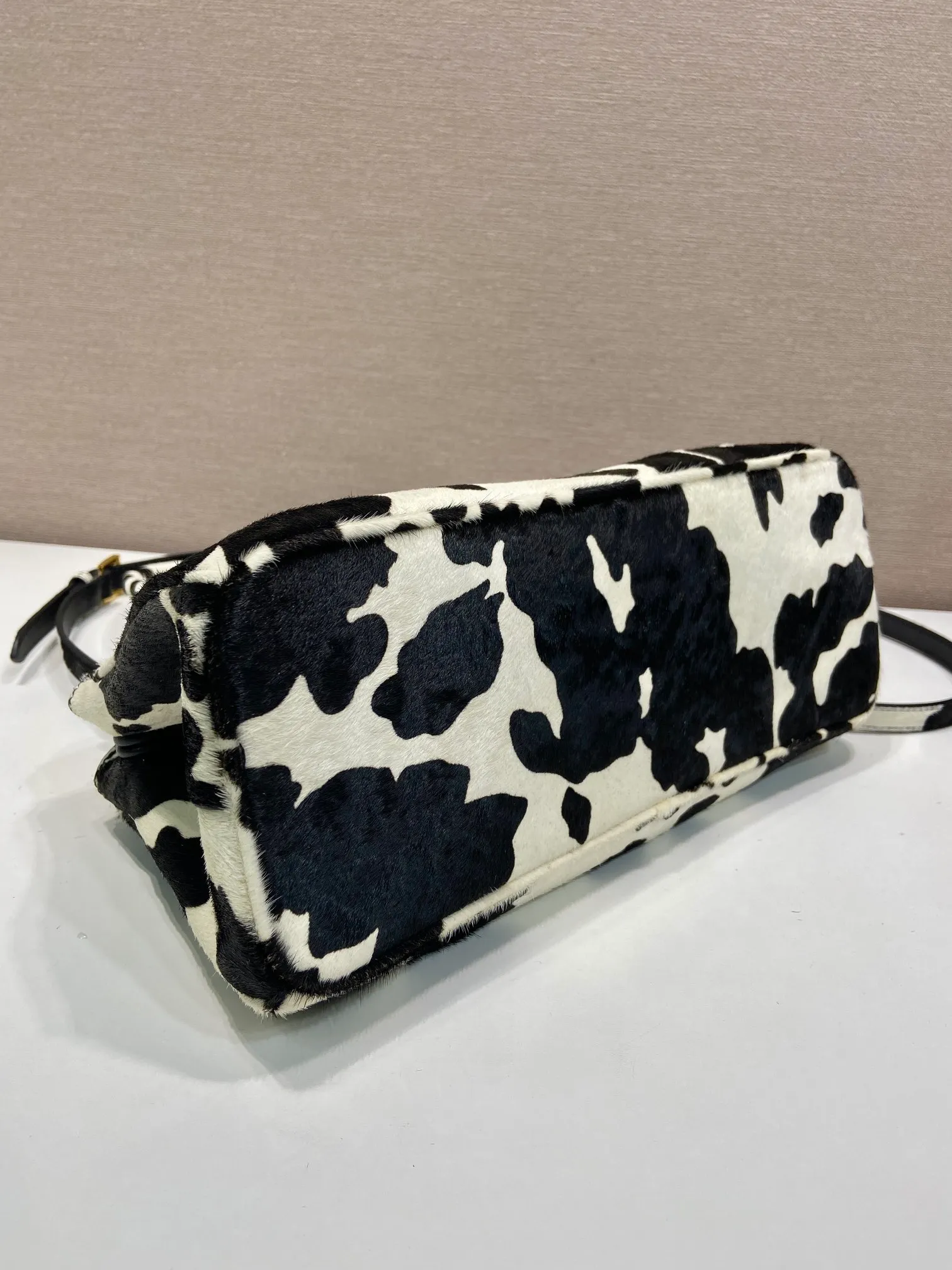 💰1840🎉New product🎉1BA457 horse hair🎉🎉 This Galleria handbag has an elegant and timeless design, reflecting the brand's characteristics in many aspects. Classic silhouettes are reimagined in slim silhouettes and animal-print leather for an avant-garde style. Detachable and adjustable leather shoulder strap and keychain, pocket zipper outer pocket, metal hardware accessories, leather triangular metal letter logo on the front, large capacity, another timeless hot item🎉🎉A must-have for winter, get it now🎉🎉 Length 30x Height 14x Bottom 10.5cm🎉🎉🎉💰💰💰