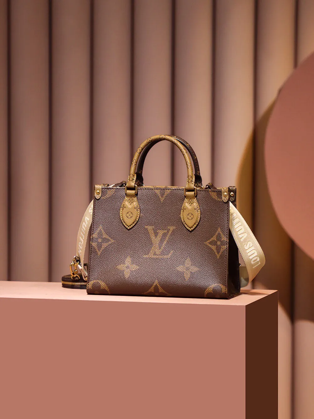 P¥1160👉nfc163C01 dynamic chip version👈 [100% MB special grade all-steel hardware imported fabrics] This OnTheGo small handbag is made of Monogram and Monogram Reverse canvas, with the Monogram Giant pattern embellished on it. The Toron handle and the jacquard textured shoulder strap decorated with the brand's logo create a visual contrast, and the detachable coin bag is suitable for storing change or small items. It combines fashionable charm with various functions, making it a good daily companion. Monogram and Monogram Reverse coated canvas - fabric lining - metal hardware - detachable zippered coin pocket, large zippered internal patch pocket, one internal patch pocket, one D-ring, one rivet corner, one shoulder strap: detachable and adjustable! ! Model: M46373; Size: 25x19x11.5CM