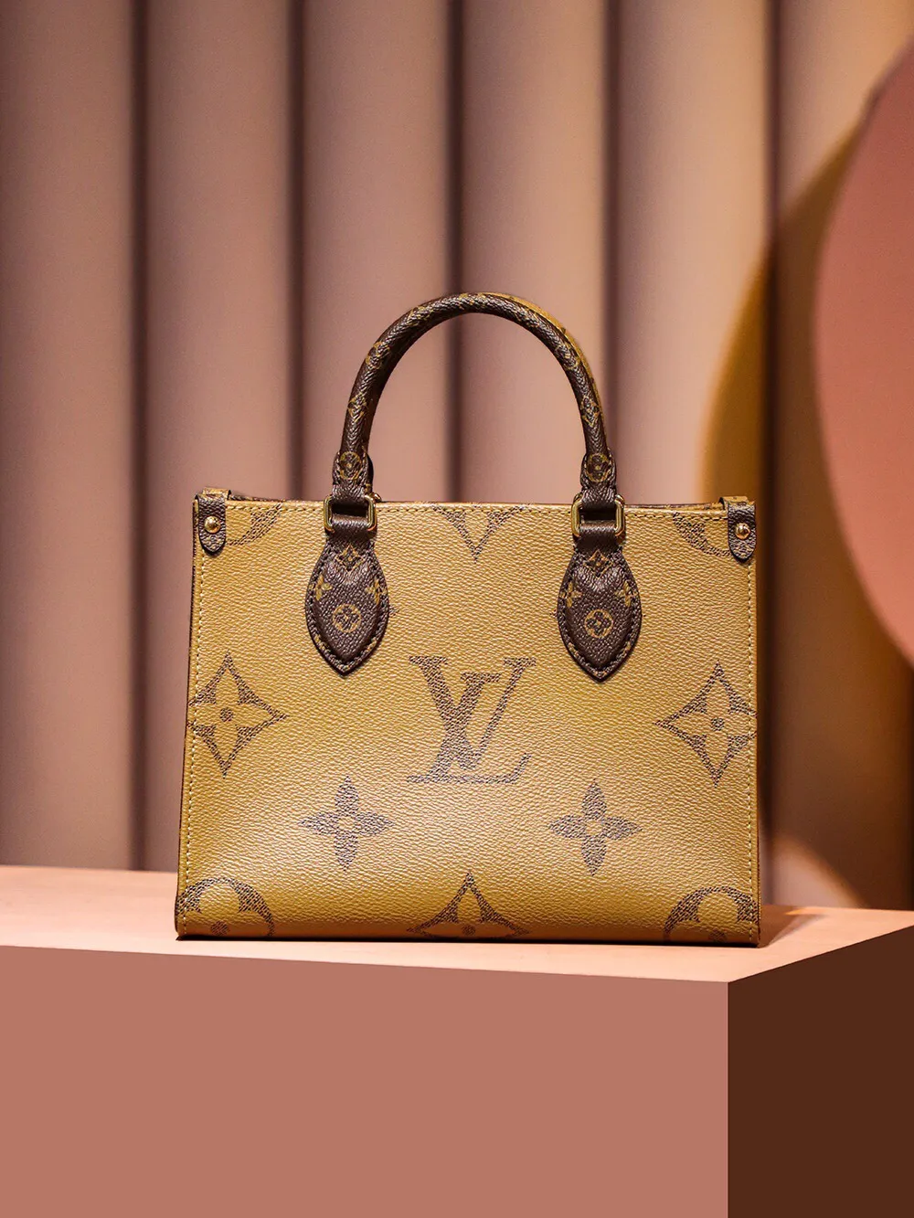 P¥1160👉nfc163C01 dynamic chip version👈 [100% MB special grade all-steel hardware imported fabrics] This OnTheGo small handbag is made of Monogram and Monogram Reverse canvas, with the Monogram Giant pattern embellished on it. The Toron handle and the jacquard textured shoulder strap decorated with the brand's logo create a visual contrast, and the detachable coin bag is suitable for storing change or small items. It combines fashionable charm with various functions, making it a good daily companion. Monogram and Monogram Reverse coated canvas - fabric lining - metal hardware - detachable zippered coin pocket, large zippered internal patch pocket, one internal patch pocket, one D-ring, one rivet corner, one shoulder strap: detachable and adjustable! ! Model: M46373; Size: 25x19x11.5CM