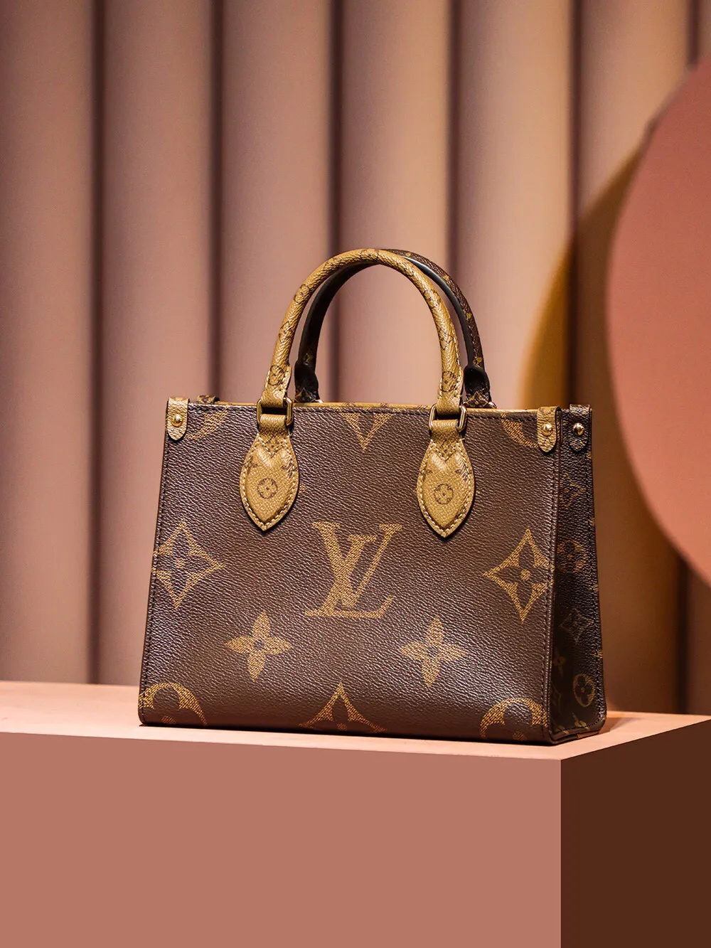 P¥1160👉nfc163C01 dynamic chip version👈 [100% MB special grade all-steel hardware imported fabrics] This OnTheGo small handbag is made of Monogram and Monogram Reverse canvas, with the Monogram Giant pattern embellished on it. The Toron handle and the jacquard textured shoulder strap decorated with the brand's logo create a visual contrast, and the detachable coin bag is suitable for storing change or small items. It combines fashionable charm with various functions, making it a good daily companion. Monogram and Monogram Reverse coated canvas - fabric lining - metal hardware - detachable zippered coin pocket, large zippered internal patch pocket, one internal patch pocket, one D-ring, one rivet corner, one shoulder strap: detachable and adjustable! ! Model: M46373; Size: 25x19x11.5CM