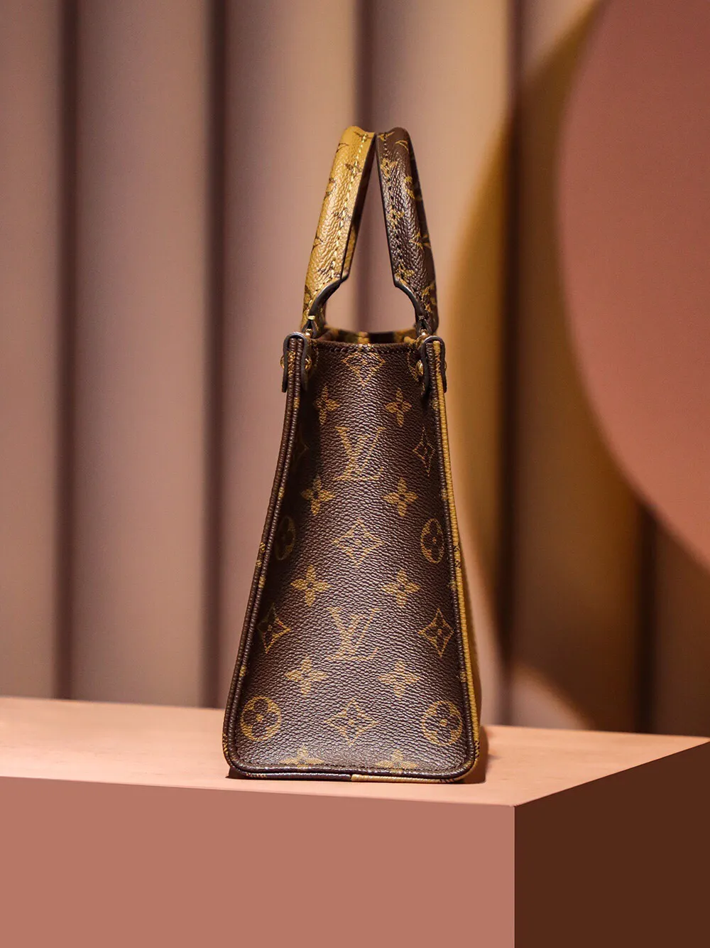 P¥1160👉nfc163C01 dynamic chip version👈 [100% MB special grade all-steel hardware imported fabrics] This OnTheGo small handbag is made of Monogram and Monogram Reverse canvas, with the Monogram Giant pattern embellished on it. The Toron handle and the jacquard textured shoulder strap decorated with the brand's logo create a visual contrast, and the detachable coin bag is suitable for storing change or small items. It combines fashionable charm with various functions, making it a good daily companion. Monogram and Monogram Reverse coated canvas - fabric lining - metal hardware - detachable zippered coin pocket, large zippered internal patch pocket, one internal patch pocket, one D-ring, one rivet corner, one shoulder strap: detachable and adjustable! ! Model: M46373; Size: 25x19x11.5CM
