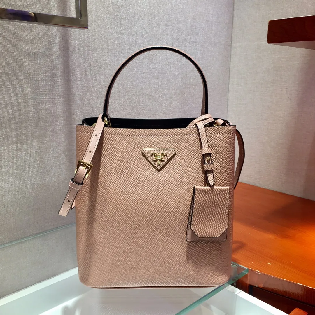 💰1840🔆Exclusive first release🔆1BA212💋Original item🤙🤙Made of imported Saffiano leather material, with detachable shoulder strap, leather nameplate and metal logo complement each other. Leather-covered central pocket with magnetic buckle. Saffiano leather triangle logo. Contrast color nappa leather lining. This Double handbag has an elegant style, eye-catching and unique. It is also a popular style🙋🏻🙋🏻Length 22X Height 23X Bottom 13cm