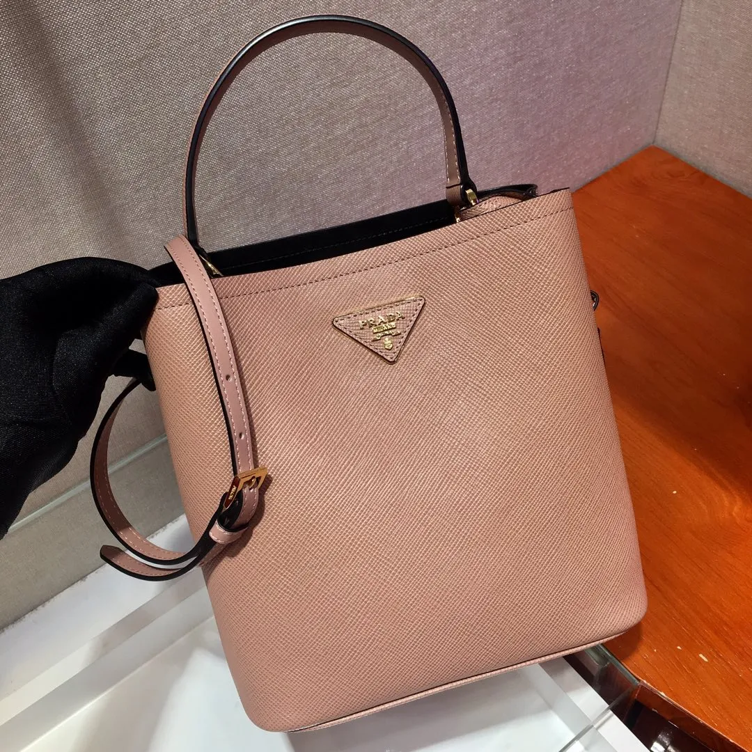 💰1840🔆Exclusive first release🔆1BA212💋Original item🤙🤙Made of imported Saffiano leather material, with detachable shoulder strap, leather nameplate and metal logo complement each other. Leather-covered central pocket with magnetic buckle. Saffiano leather triangle logo. Contrast color nappa leather lining. This Double handbag has an elegant style, eye-catching and unique. It is also a popular style🙋🏻🙋🏻Length 22X Height 23X Bottom 13cm