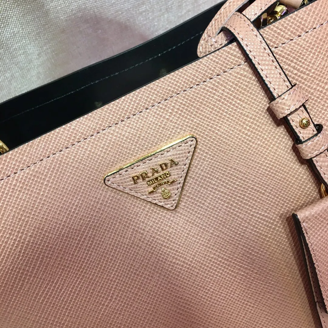 💰1840🔆Exclusive first release🔆1BA212💋Original item🤙🤙Made of imported Saffiano leather material, with detachable shoulder strap, leather nameplate and metal logo complement each other. Leather-covered central pocket with magnetic buckle. Saffiano leather triangle logo. Contrast color nappa leather lining. This Double handbag has an elegant style, eye-catching and unique. It is also a popular style🙋🏻🙋🏻Length 22X Height 23X Bottom 13cm