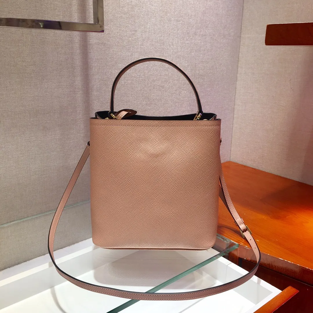 💰1840🔆Exclusive first release🔆1BA212💋Original item🤙🤙Made of imported Saffiano leather material, with detachable shoulder strap, leather nameplate and metal logo complement each other. Leather-covered central pocket with magnetic buckle. Saffiano leather triangle logo. Contrast color nappa leather lining. This Double handbag has an elegant style, eye-catching and unique. It is also a popular style🙋🏻🙋🏻Length 22X Height 23X Bottom 13cm