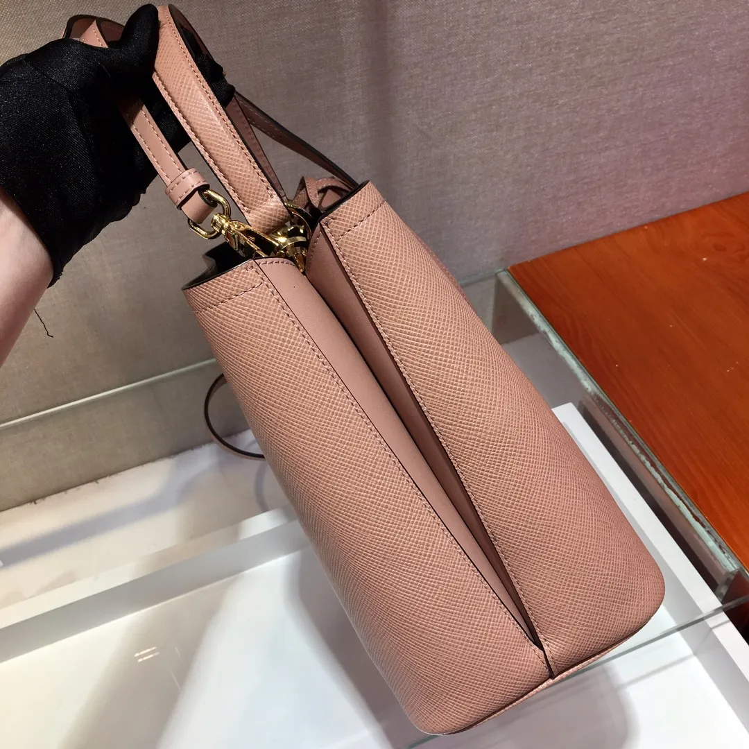 💰1840🔆Exclusive first release🔆1BA212💋Original item🤙🤙Made of imported Saffiano leather material, with detachable shoulder strap, leather nameplate and metal logo complement each other. Leather-covered central pocket with magnetic buckle. Saffiano leather triangle logo. Contrast color nappa leather lining. This Double handbag has an elegant style, eye-catching and unique. It is also a popular style🙋🏻🙋🏻Length 22X Height 23X Bottom 13cm