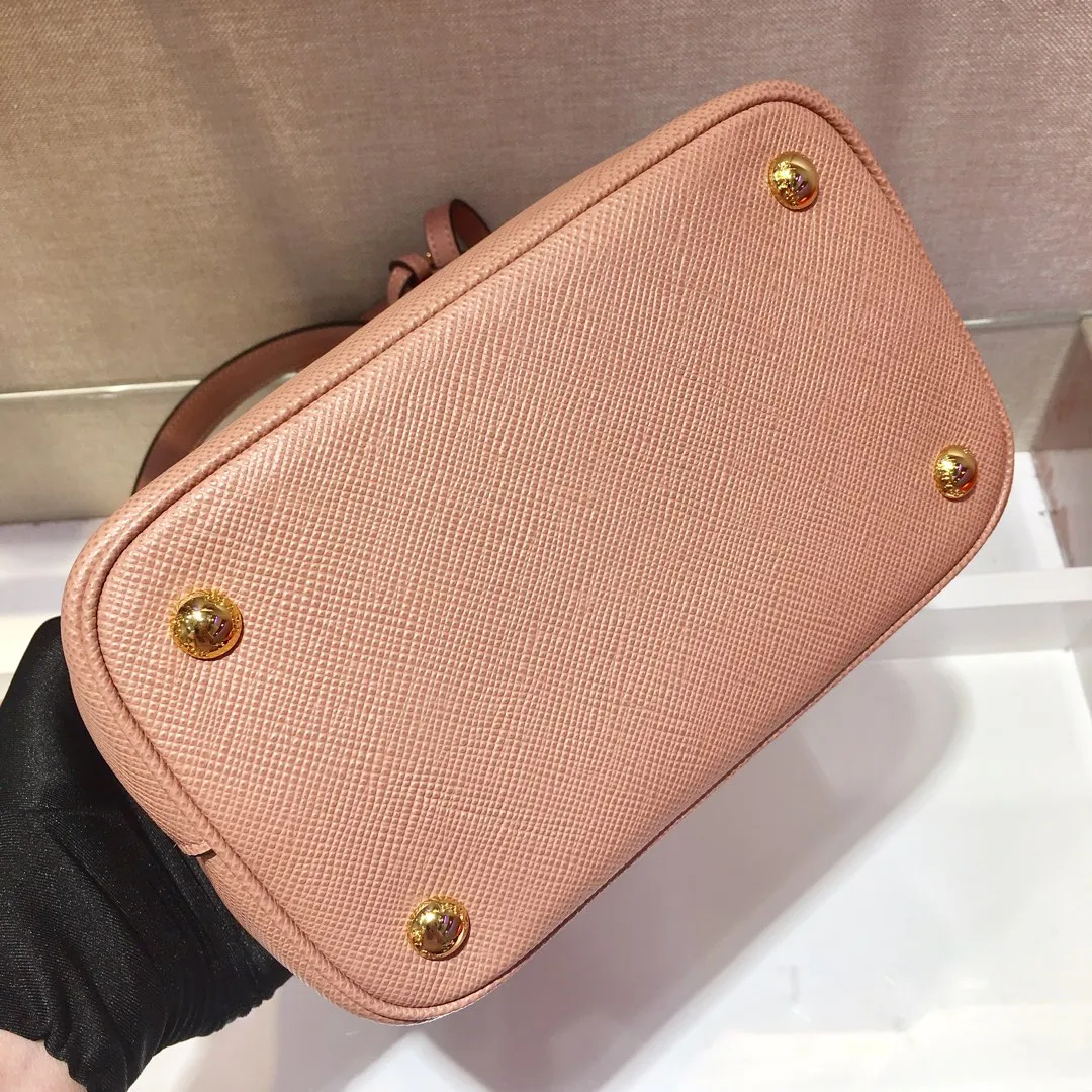 💰1840🔆Exclusive first release🔆1BA212💋Original item🤙🤙Made of imported Saffiano leather material, with detachable shoulder strap, leather nameplate and metal logo complement each other. Leather-covered central pocket with magnetic buckle. Saffiano leather triangle logo. Contrast color nappa leather lining. This Double handbag has an elegant style, eye-catching and unique. It is also a popular style🙋🏻🙋🏻Length 22X Height 23X Bottom 13cm