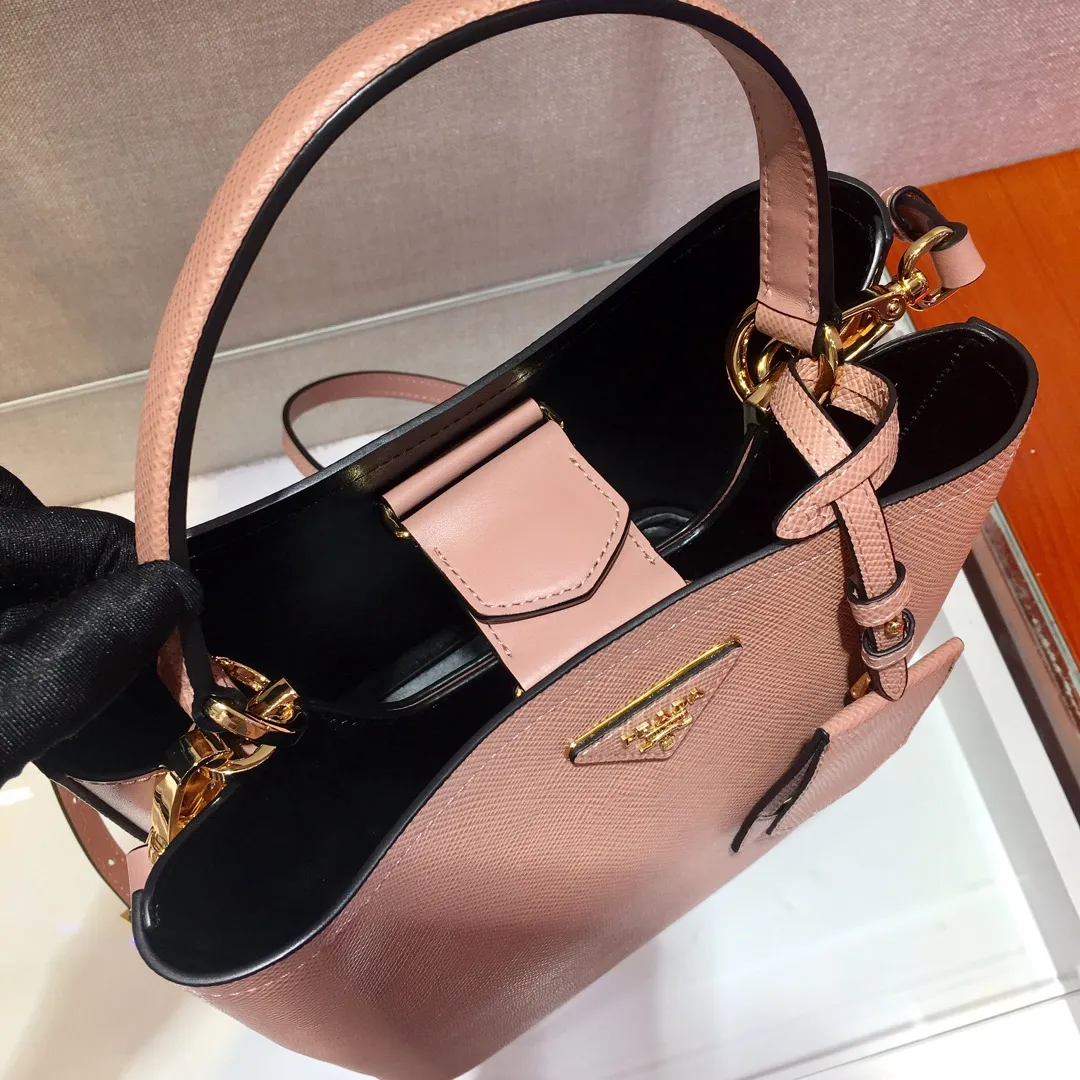 💰1840🔆Exclusive first release🔆1BA212💋Original item🤙🤙Made of imported Saffiano leather material, with detachable shoulder strap, leather nameplate and metal logo complement each other. Leather-covered central pocket with magnetic buckle. Saffiano leather triangle logo. Contrast color nappa leather lining. This Double handbag has an elegant style, eye-catching and unique. It is also a popular style🙋🏻🙋🏻Length 22X Height 23X Bottom 13cm