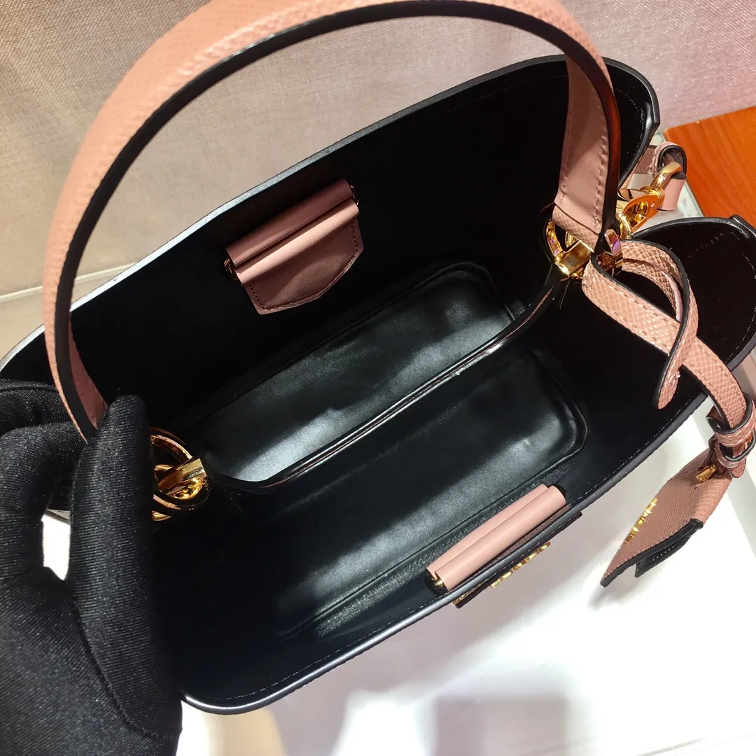 💰1840🔆Exclusive first release🔆1BA212💋Original item🤙🤙Made of imported Saffiano leather material, with detachable shoulder strap, leather nameplate and metal logo complement each other. Leather-covered central pocket with magnetic buckle. Saffiano leather triangle logo. Contrast color nappa leather lining. This Double handbag has an elegant style, eye-catching and unique. It is also a popular style🙋🏻🙋🏻Length 22X Height 23X Bottom 13cm