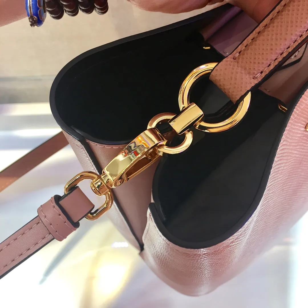💰1840🔆Exclusive first release🔆1BA212💋Original item🤙🤙Made of imported Saffiano leather material, with detachable shoulder strap, leather nameplate and metal logo complement each other. Leather-covered central pocket with magnetic buckle. Saffiano leather triangle logo. Contrast color nappa leather lining. This Double handbag has an elegant style, eye-catching and unique. It is also a popular style🙋🏻🙋🏻Length 22X Height 23X Bottom 13cm