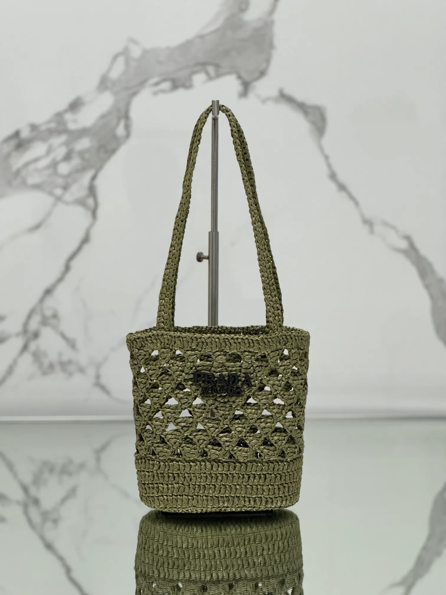 💰1300⭐2024 new raffia tote bag, an excellent choice for travel and vacation🏖️, handmade with raffia, the light and natural material reflects the summer mood. The triangle logo is embroidered and engraved on the front. It is equipped with a long and exquisite shoulder handle. The small bag has a good capacity and is very light! Wear-resistant, waterproof, durable and good-looking, it can be carried on the shoulder or shoulder. Style number: 1BG494 Size: 16.5×18×10cm