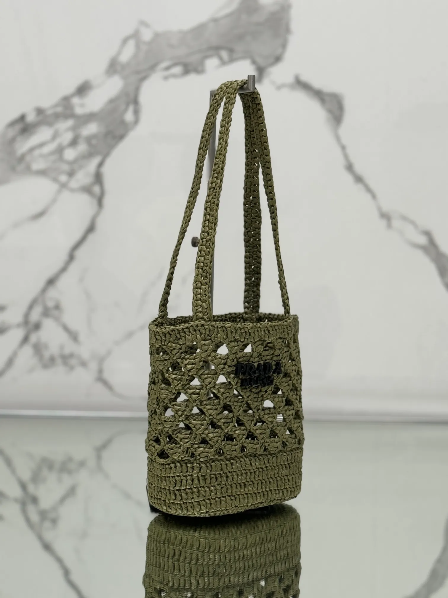 💰1300⭐2024 new raffia tote bag, an excellent choice for travel and vacation🏖️, handmade with raffia, the light and natural material reflects the summer mood. The triangle logo is embroidered and engraved on the front. It is equipped with a long and exquisite shoulder handle. The small bag has a good capacity and is very light! Wear-resistant, waterproof, durable and good-looking, it can be carried on the shoulder or shoulder. Style number: 1BG494 Size: 16.5×18×10cm