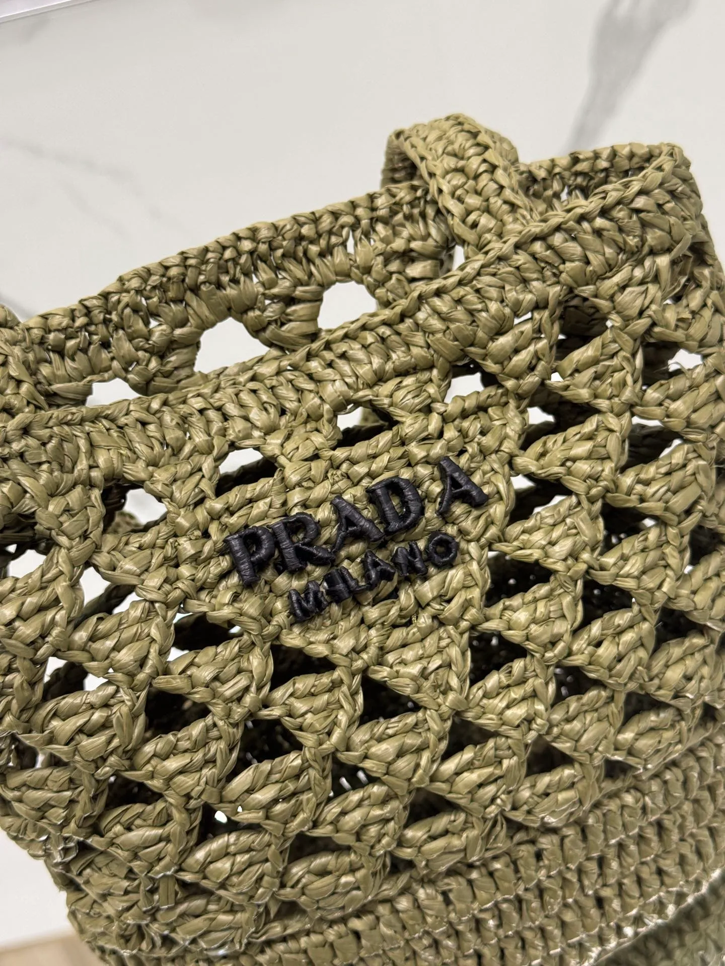 💰1300⭐2024 new raffia tote bag, an excellent choice for travel and vacation🏖️, handmade with raffia, the light and natural material reflects the summer mood. The triangle logo is embroidered and engraved on the front. It is equipped with a long and exquisite shoulder handle. The small bag has a good capacity and is very light! Wear-resistant, waterproof, durable and good-looking, it can be carried on the shoulder or shoulder. Style number: 1BG494 Size: 16.5×18×10cm