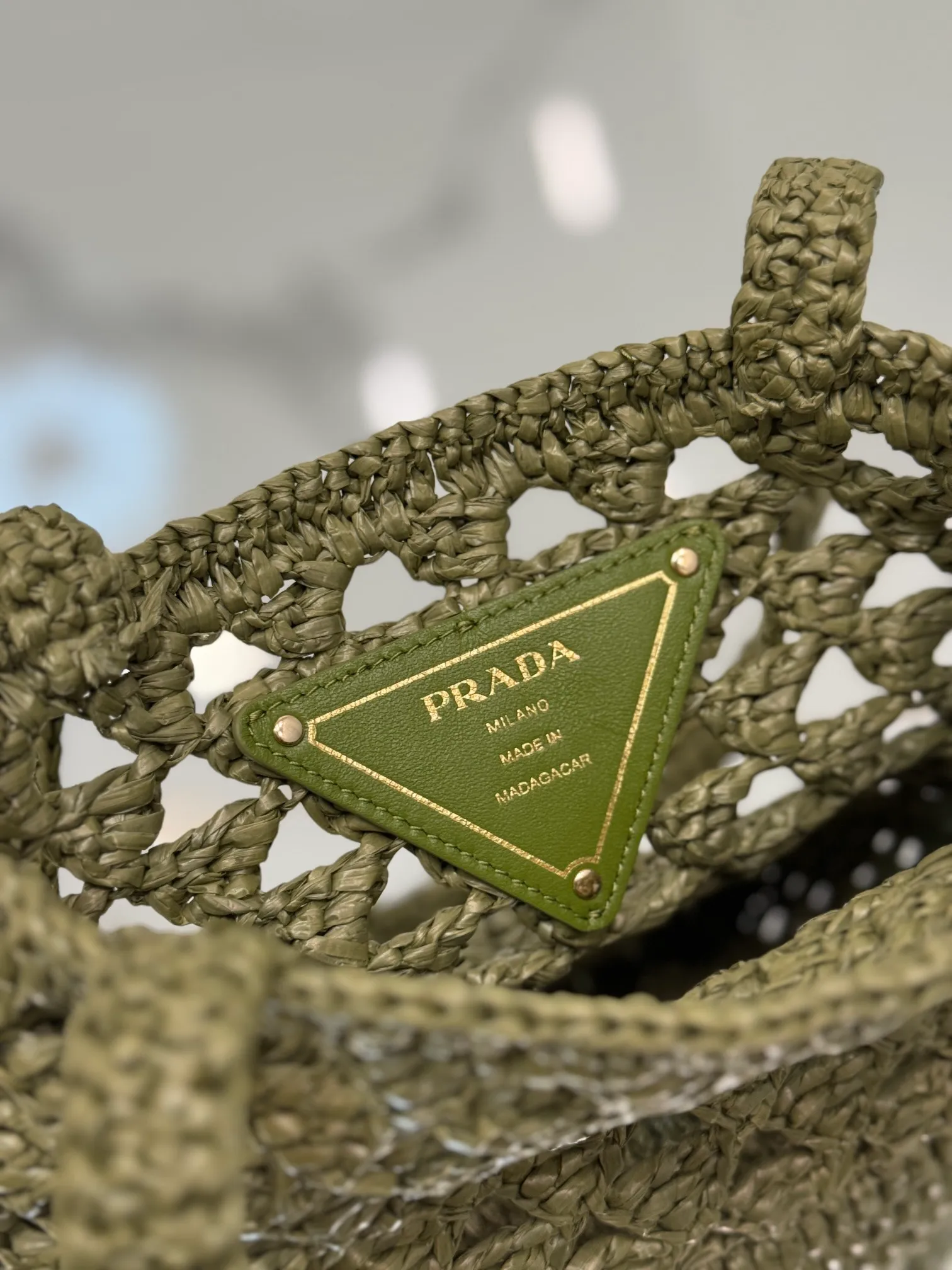 💰1300⭐2024 new raffia tote bag, an excellent choice for travel and vacation🏖️, handmade with raffia, the light and natural material reflects the summer mood. The triangle logo is embroidered and engraved on the front. It is equipped with a long and exquisite shoulder handle. The small bag has a good capacity and is very light! Wear-resistant, waterproof, durable and good-looking, it can be carried on the shoulder or shoulder. Style number: 1BG494 Size: 16.5×18×10cm