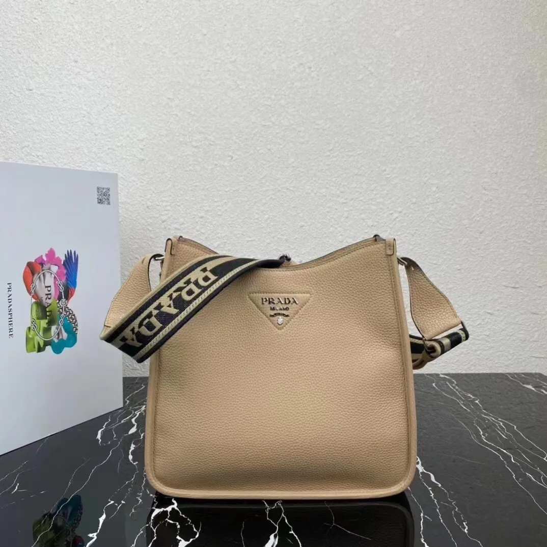 p1400¥👏New fabric cross-body bag👏1BC073/large tote bag This leather mini shoulder bag has a simple design. A metallic triangle logo on the front adds signature tone. Equipped with detachable/adjustable logo printed webbing, the upper body effect is very beautiful😘😘highlighting its modern style. High fashion is the main fashion for daily matching. Hurry up and get it, it’s so beautiful👏👏Length 30xH 28xH 12cm👏👏👏😘😘😘