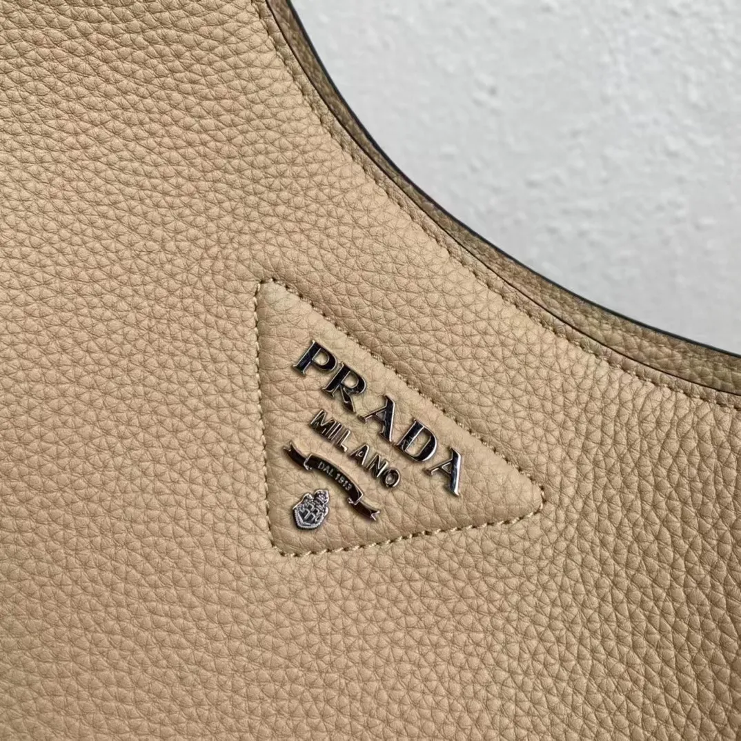 p1400¥👏New fabric cross-body bag👏1BC073/large tote bag This leather mini shoulder bag has a simple design. A metallic triangle logo on the front adds signature tone. Equipped with detachable/adjustable logo printed webbing, the upper body effect is very beautiful😘😘highlighting its modern style. High fashion is the main fashion for daily matching. Hurry up and get it, it’s so beautiful👏👏Length 30xH 28xH 12cm👏👏👏😘😘😘