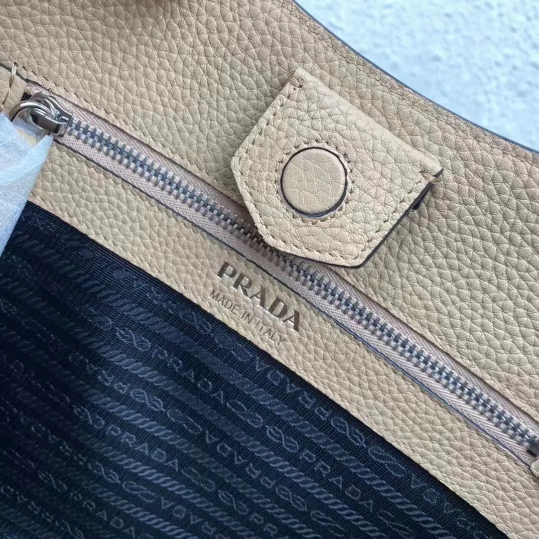 p1400¥👏New fabric cross-body bag👏1BC073/large tote bag This leather mini shoulder bag has a simple design. A metallic triangle logo on the front adds signature tone. Equipped with detachable/adjustable logo printed webbing, the upper body effect is very beautiful😘😘highlighting its modern style. High fashion is the main fashion for daily matching. Hurry up and get it, it’s so beautiful👏👏Length 30xH 28xH 12cm👏👏👏😘😘😘