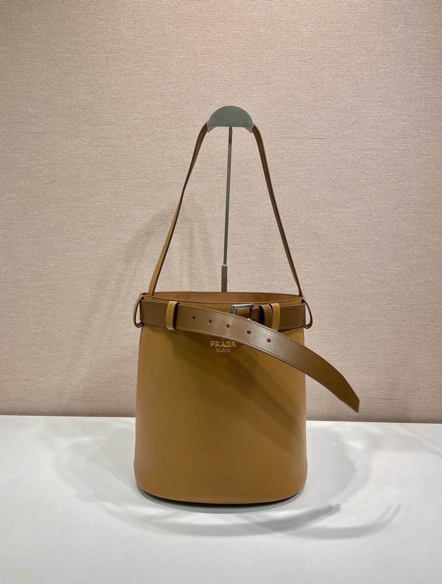 💰1560🎉New bucket bag🎉1BE085🎉🎉 This fashionable bucket bag is a new interpretation of the Buckle handbag in silhouette, using imported calfskin and imported sheepskin inside. Comes with a belt with a detachable classic buckle that can be paired with other outfits. Add the finishing touch to a modern, versatile design. Large space, practical and fashionable, babies, hurry up and get it🎉🎉 Length 26.5x Height 29x Bottom 18cm🎉🎉🎉💰💰💰