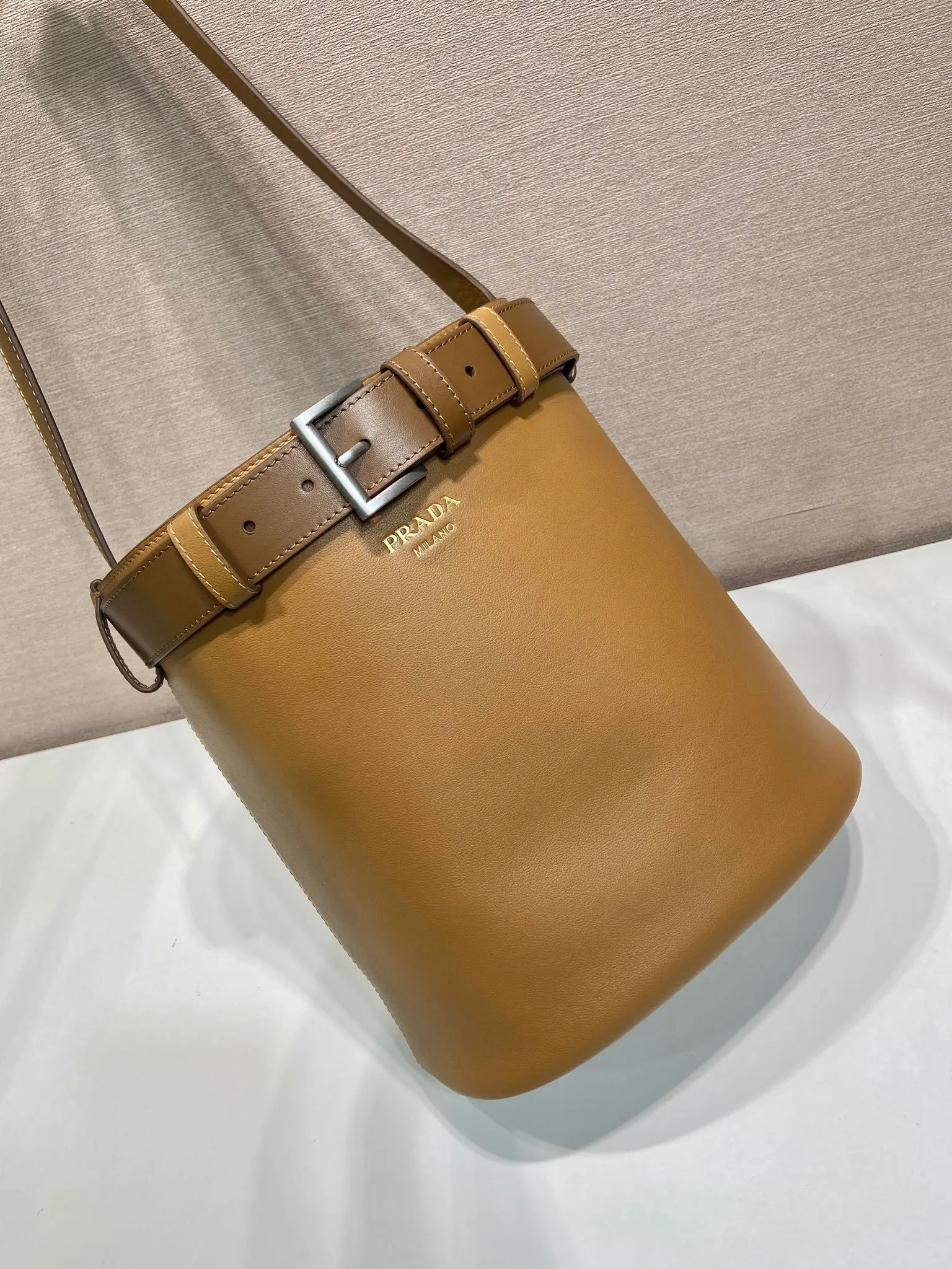 💰1560🎉New bucket bag🎉1BE085🎉🎉 This fashionable bucket bag is a new interpretation of the Buckle handbag in silhouette, using imported calfskin and imported sheepskin inside. Comes with a belt with a detachable classic buckle that can be paired with other outfits. Add the finishing touch to a modern, versatile design. Large space, practical and fashionable, babies, hurry up and get it🎉🎉 Length 26.5x Height 29x Bottom 18cm🎉🎉🎉💰💰💰