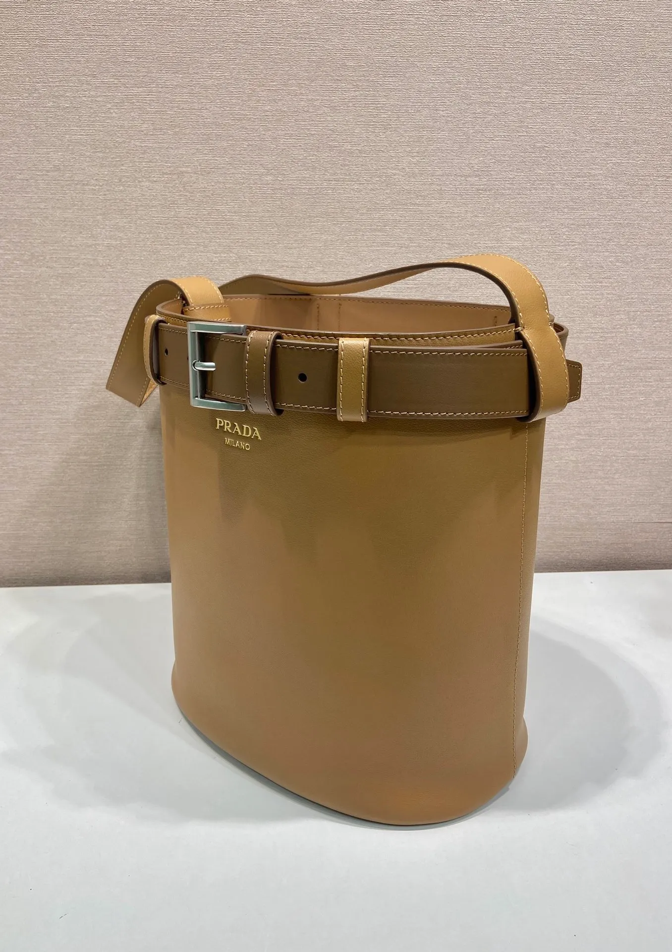 💰1560🎉New bucket bag🎉1BE085🎉🎉 This fashionable bucket bag is a new interpretation of the Buckle handbag in silhouette, using imported calfskin and imported sheepskin inside. Comes with a belt with a detachable classic buckle that can be paired with other outfits. Add the finishing touch to a modern, versatile design. Large space, practical and fashionable, babies, hurry up and get it🎉🎉 Length 26.5x Height 29x Bottom 18cm🎉🎉🎉💰💰💰