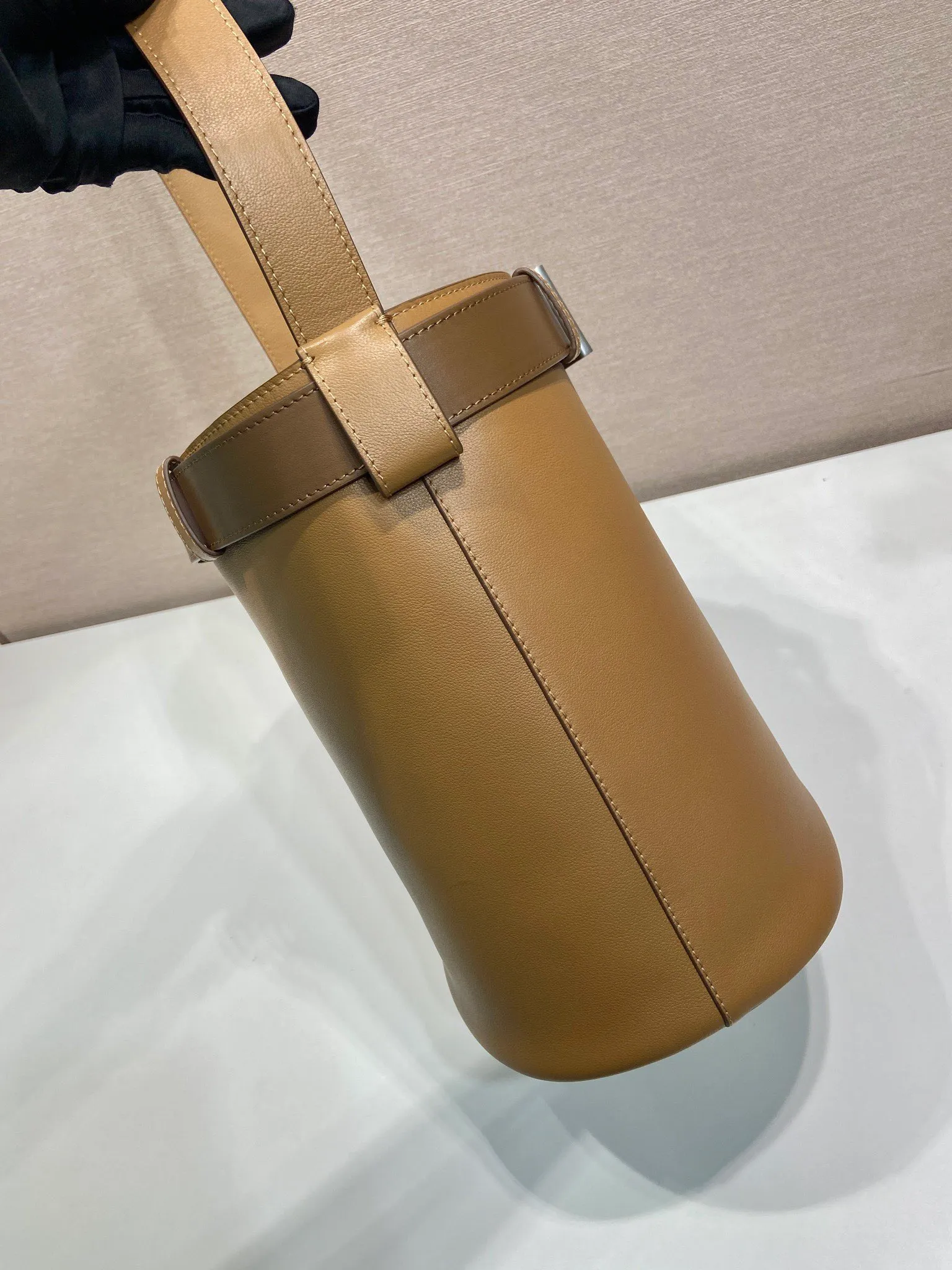 💰1560🎉New bucket bag🎉1BE085🎉🎉 This fashionable bucket bag is a new interpretation of the Buckle handbag in silhouette, using imported calfskin and imported sheepskin inside. Comes with a belt with a detachable classic buckle that can be paired with other outfits. Add the finishing touch to a modern, versatile design. Large space, practical and fashionable, babies, hurry up and get it🎉🎉 Length 26.5x Height 29x Bottom 18cm🎉🎉🎉💰💰💰