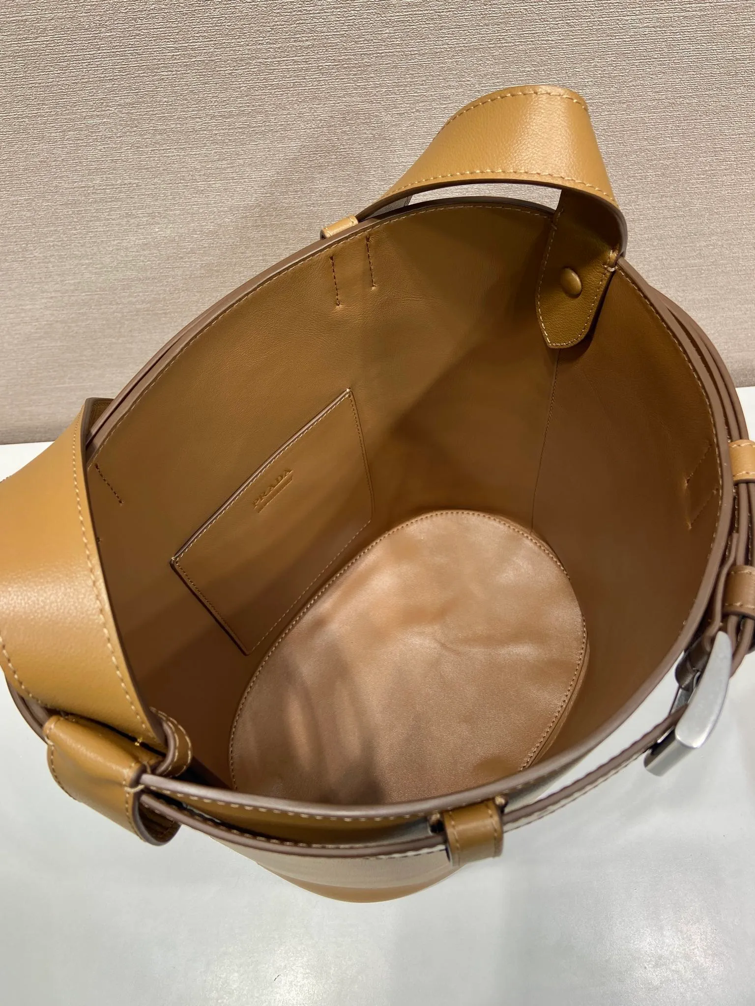 💰1560🎉New bucket bag🎉1BE085🎉🎉 This fashionable bucket bag is a new interpretation of the Buckle handbag in silhouette, using imported calfskin and imported sheepskin inside. Comes with a belt with a detachable classic buckle that can be paired with other outfits. Add the finishing touch to a modern, versatile design. Large space, practical and fashionable, babies, hurry up and get it🎉🎉 Length 26.5x Height 29x Bottom 18cm🎉🎉🎉💰💰💰