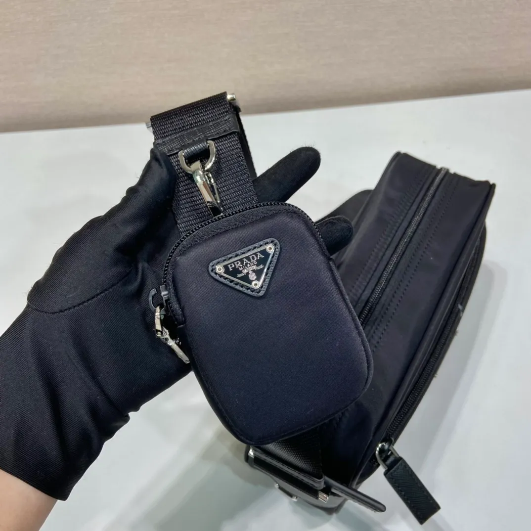 💰1020🎉New three-in-one🎉1BC167🎉🎉 This rectangular shoulder bag has a compact design and presents a distinctive street wear style. Functionality meets simple lines. My favorite is the detachable small bag on the shoulder strap🎉🎉, simple and elegant, suitable for both men and women👏Hurry up and get it🎉🎉 Length 23x Height 15x Bottom 7cm🎉🎉🎉👏👏👏