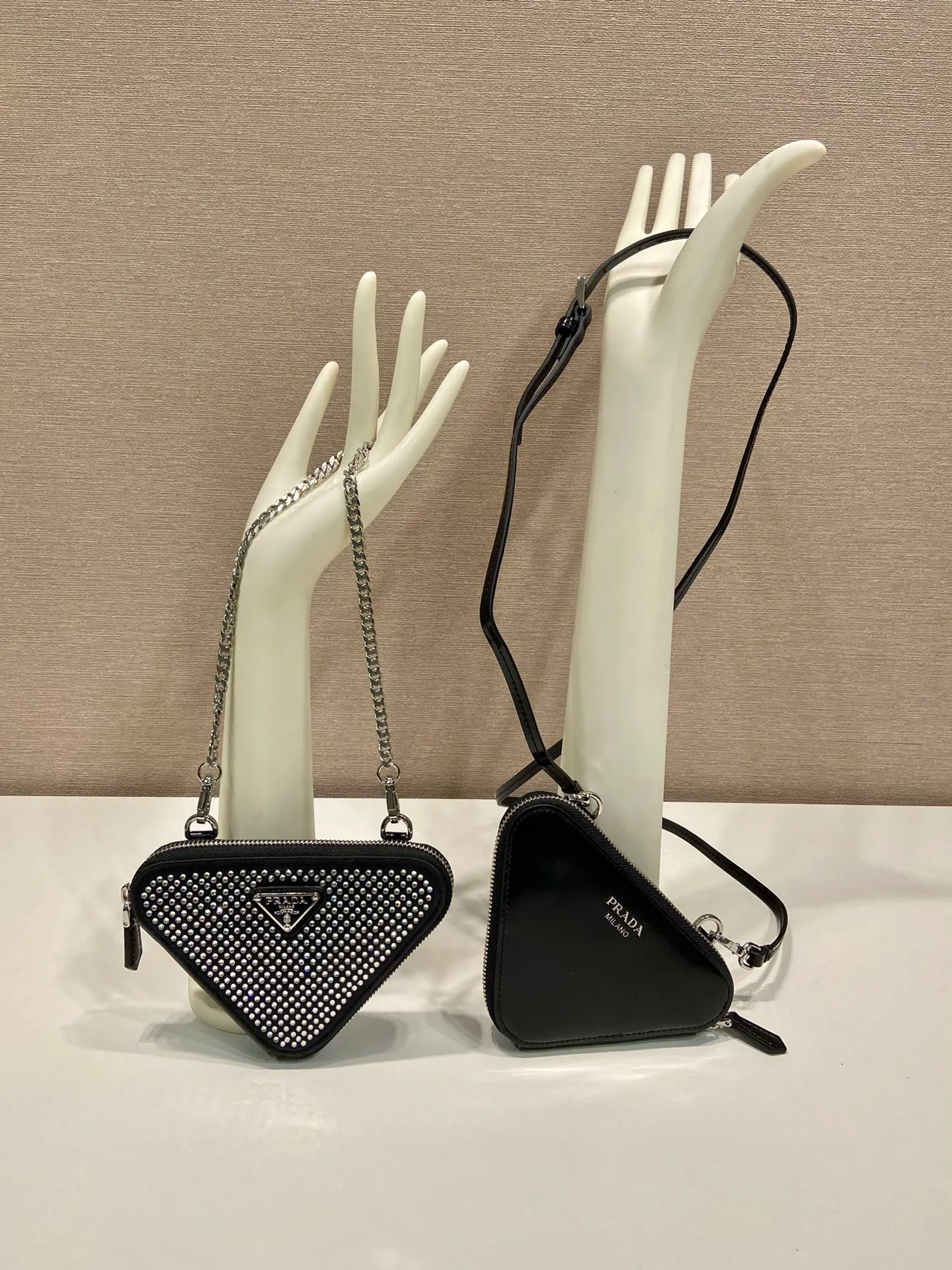 💰920🎉Gemini crystal triangle bag🎉1NR015 new product😘Crystal bag This two-in-one twin bag has a very unique design and can be disassembled into 2 bags🎉🎉. The body of the bag is made of imitation crystal, which is perfect🎉🎉. One can be carried by hand and the other can be worn as a crossbody. It can also be combined😘😘Another hot new product🎉 If you like babies, hurry up and get it🎉🎉 Length 15x height 10x bottom 5cm🎉🎉🎉👏👏👏