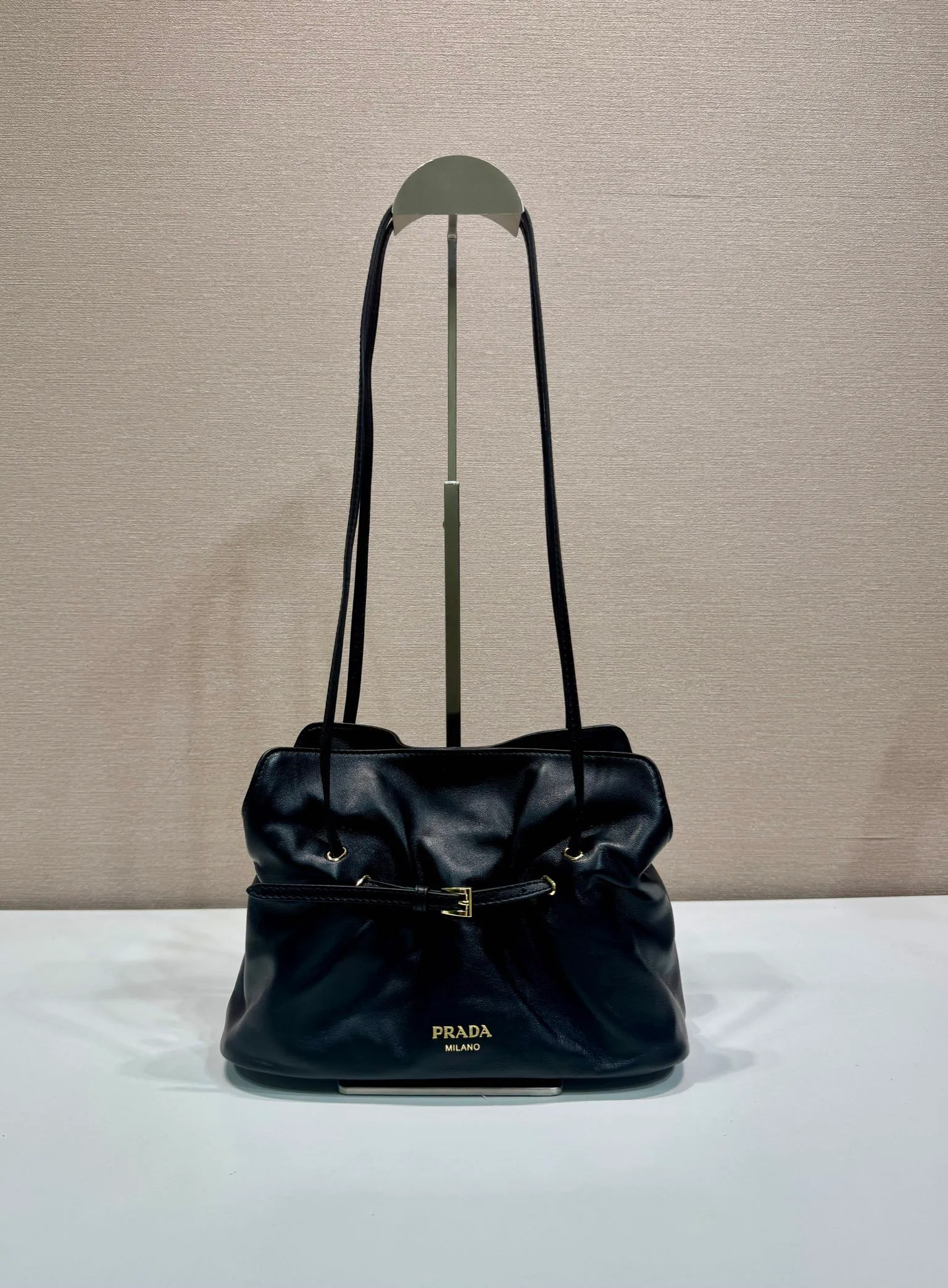 💰1500🎉New arrival cloud bag🎉1BG586🎉🎉 This one-shoulder cloud bag is made of imported sheepskin, and the interior is made of imported sheepskin. It feels very soft and comfortable👍👍The middle compartment pocket is designed with a suction buckle, top-grade hardware, and the upper body effect is very nice and fashionable😘😘. It has large capacity and is a timeless hot item🎉worth owning🎉🎉 Length 25x Height 17.5x Bottom 11.5cm🎉🎉🎉💰💰💰