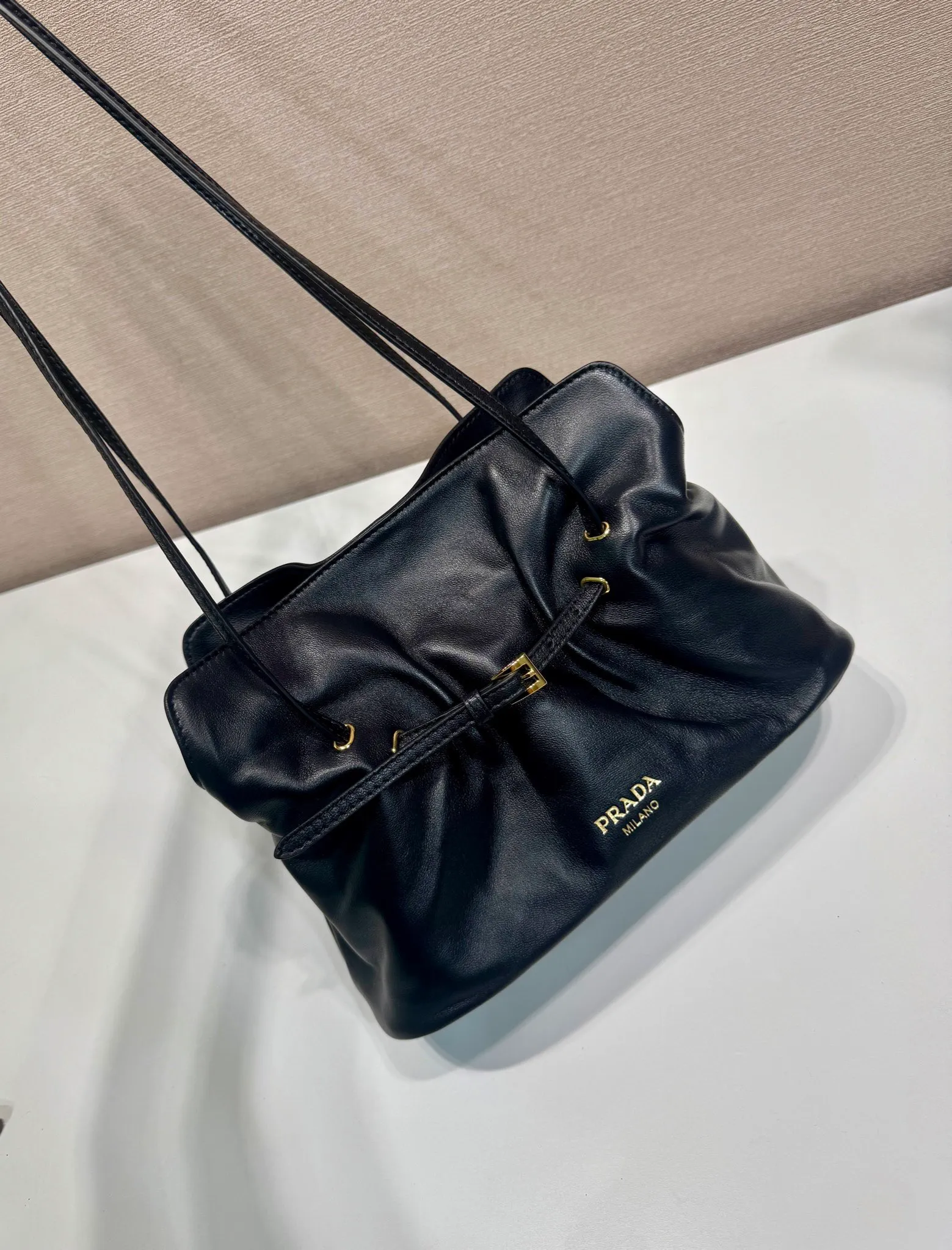 💰1500🎉New arrival cloud bag🎉1BG586🎉🎉 This one-shoulder cloud bag is made of imported sheepskin, and the interior is made of imported sheepskin. It feels very soft and comfortable👍👍The middle compartment pocket is designed with a suction buckle, top-grade hardware, and the upper body effect is very nice and fashionable😘😘. It has large capacity and is a timeless hot item🎉worth owning🎉🎉 Length 25x Height 17.5x Bottom 11.5cm🎉🎉🎉💰💰💰