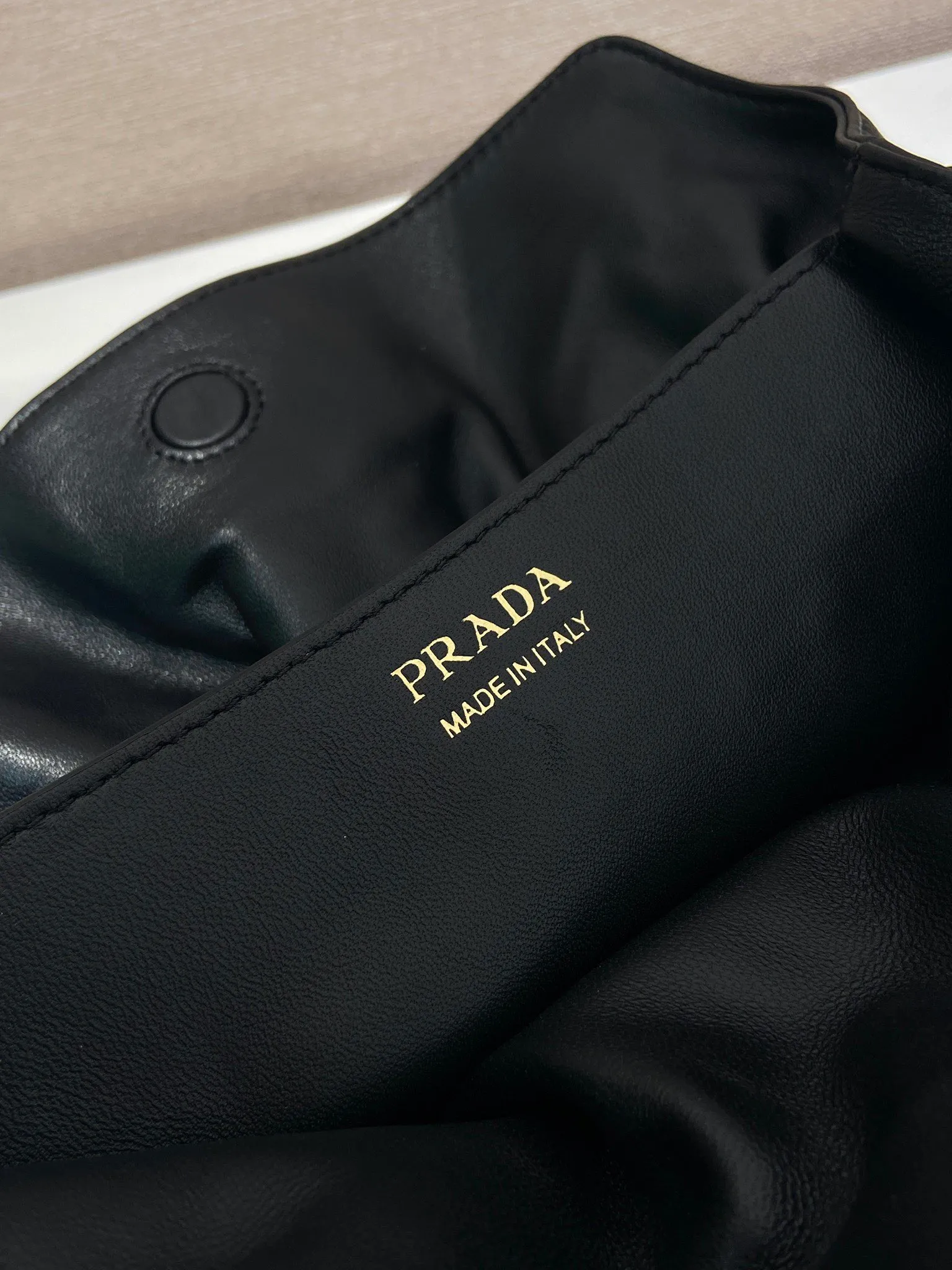 💰1500🎉New arrival cloud bag🎉1BG586🎉🎉 This one-shoulder cloud bag is made of imported sheepskin, and the interior is made of imported sheepskin. It feels very soft and comfortable👍👍The middle compartment pocket is designed with a suction buckle, top-grade hardware, and the upper body effect is very nice and fashionable😘😘. It has large capacity and is a timeless hot item🎉worth owning🎉🎉 Length 25x Height 17.5x Bottom 11.5cm🎉🎉🎉💰💰💰