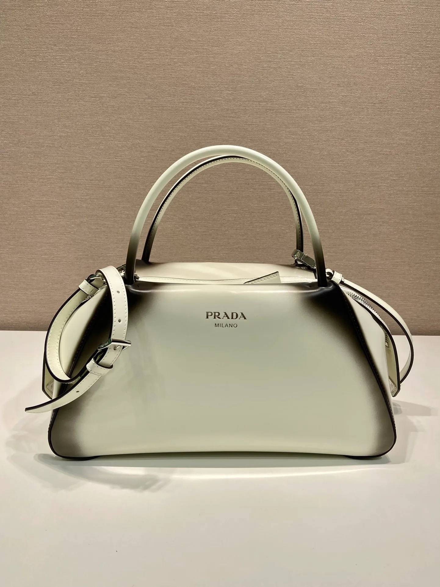 💰1800👏Gradient bowling ball👏1BA365 new medium gradient color🎉 This handbag with exquisite lines will be unveiled at the 2022 autumn and winter fashion show. Equipped with a detachable and adjustable long shoulder strap that can be carried by hand/cross-body. The elegant silhouette features a hand-painted finish that accentuates geometric lines and three-dimensional effects. Casual and stylish. Large capacity space. Everything you need for daily use can be accommodated! Babies. Hurry up and get it🎉🎉, length 31cm high 16x bottom 13.5cm🎉🎉🎉👏👏👏 👏