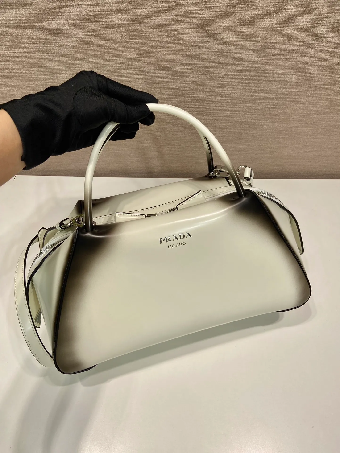 💰1800👏Gradient bowling ball👏1BA365 new medium gradient color🎉 This handbag with exquisite lines will be unveiled at the 2022 autumn and winter fashion show. Equipped with a detachable and adjustable long shoulder strap that can be carried by hand/cross-body. The elegant silhouette features a hand-painted finish that accentuates geometric lines and three-dimensional effects. Casual and stylish. Large capacity space. Everything you need for daily use can be accommodated! Babies. Hurry up and get it🎉🎉, length 31cm high 16x bottom 13.5cm🎉🎉🎉👏👏👏 👏
