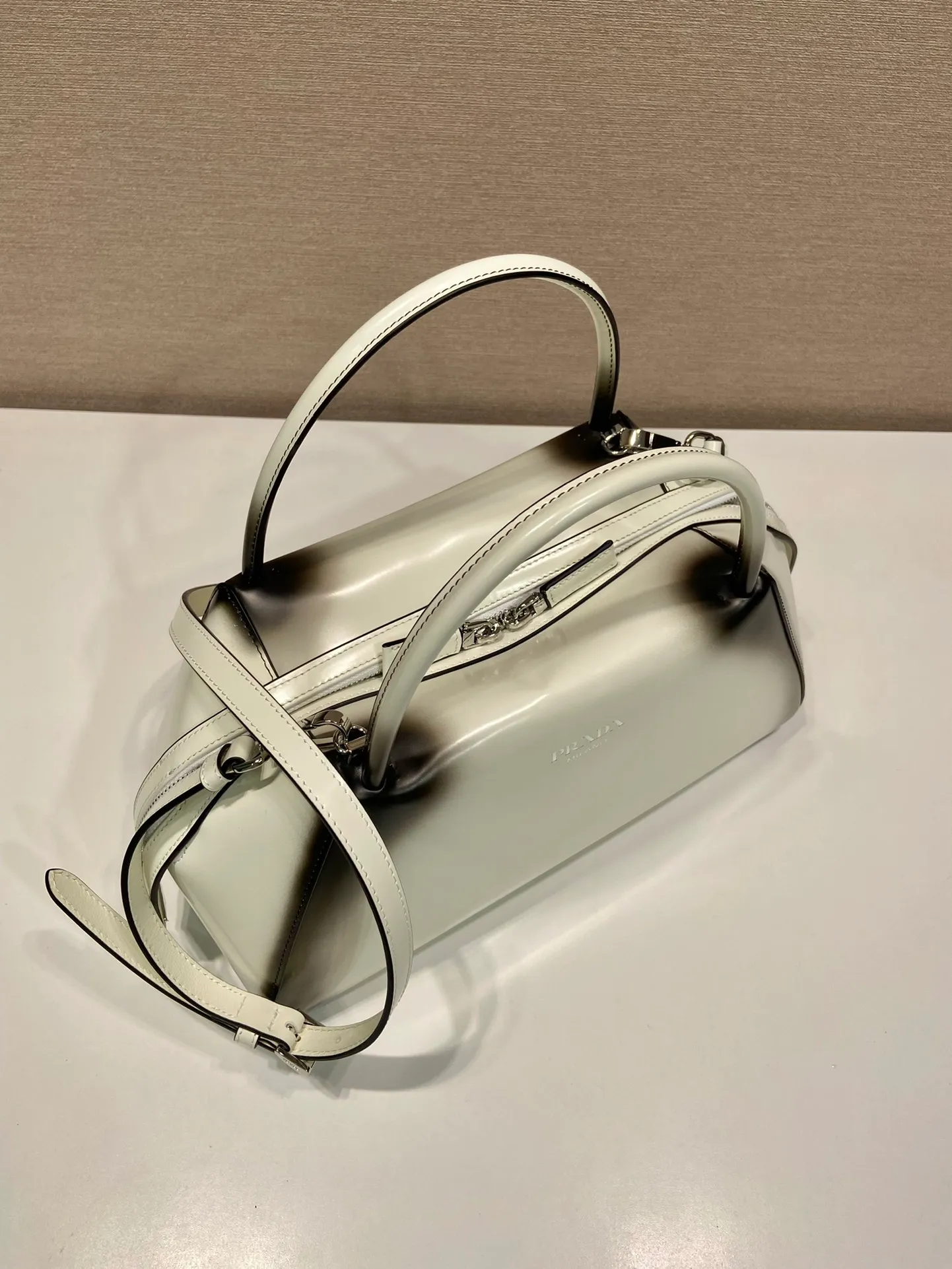 💰1800👏Gradient bowling ball👏1BA365 new medium gradient color🎉 This handbag with exquisite lines will be unveiled at the 2022 autumn and winter fashion show. Equipped with a detachable and adjustable long shoulder strap that can be carried by hand/cross-body. The elegant silhouette features a hand-painted finish that accentuates geometric lines and three-dimensional effects. Casual and stylish. Large capacity space. Everything you need for daily use can be accommodated! Babies. Hurry up and get it🎉🎉, length 31cm high 16x bottom 13.5cm🎉🎉🎉👏👏👏 👏