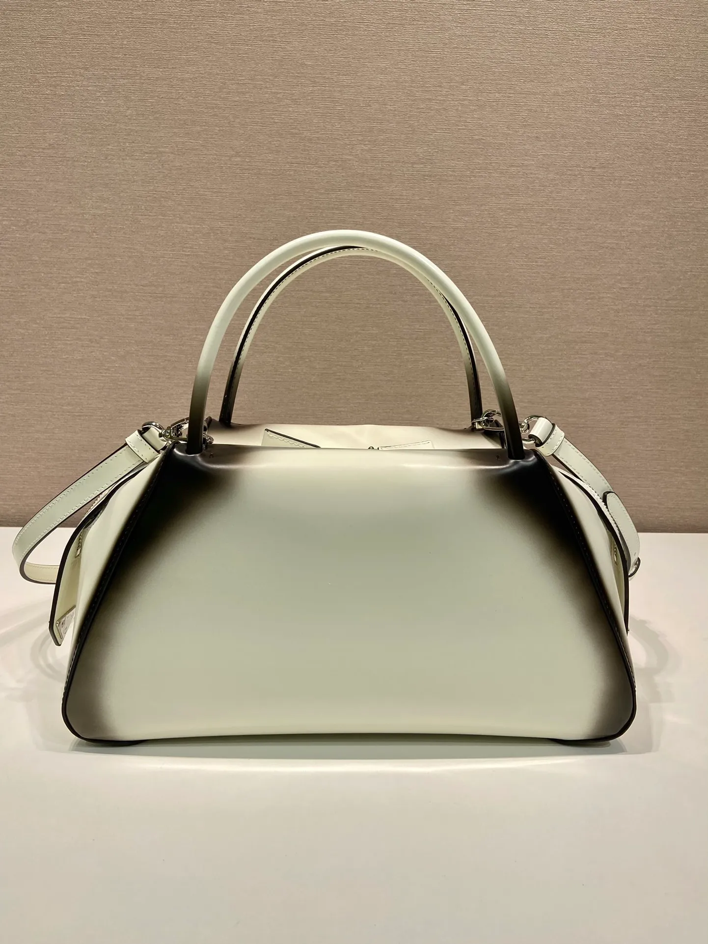 💰1800👏Gradient bowling ball👏1BA365 new medium gradient color🎉 This handbag with exquisite lines will be unveiled at the 2022 autumn and winter fashion show. Equipped with a detachable and adjustable long shoulder strap that can be carried by hand/cross-body. The elegant silhouette features a hand-painted finish that accentuates geometric lines and three-dimensional effects. Casual and stylish. Large capacity space. Everything you need for daily use can be accommodated! Babies. Hurry up and get it🎉🎉, length 31cm high 16x bottom 13.5cm🎉🎉🎉👏👏👏 👏