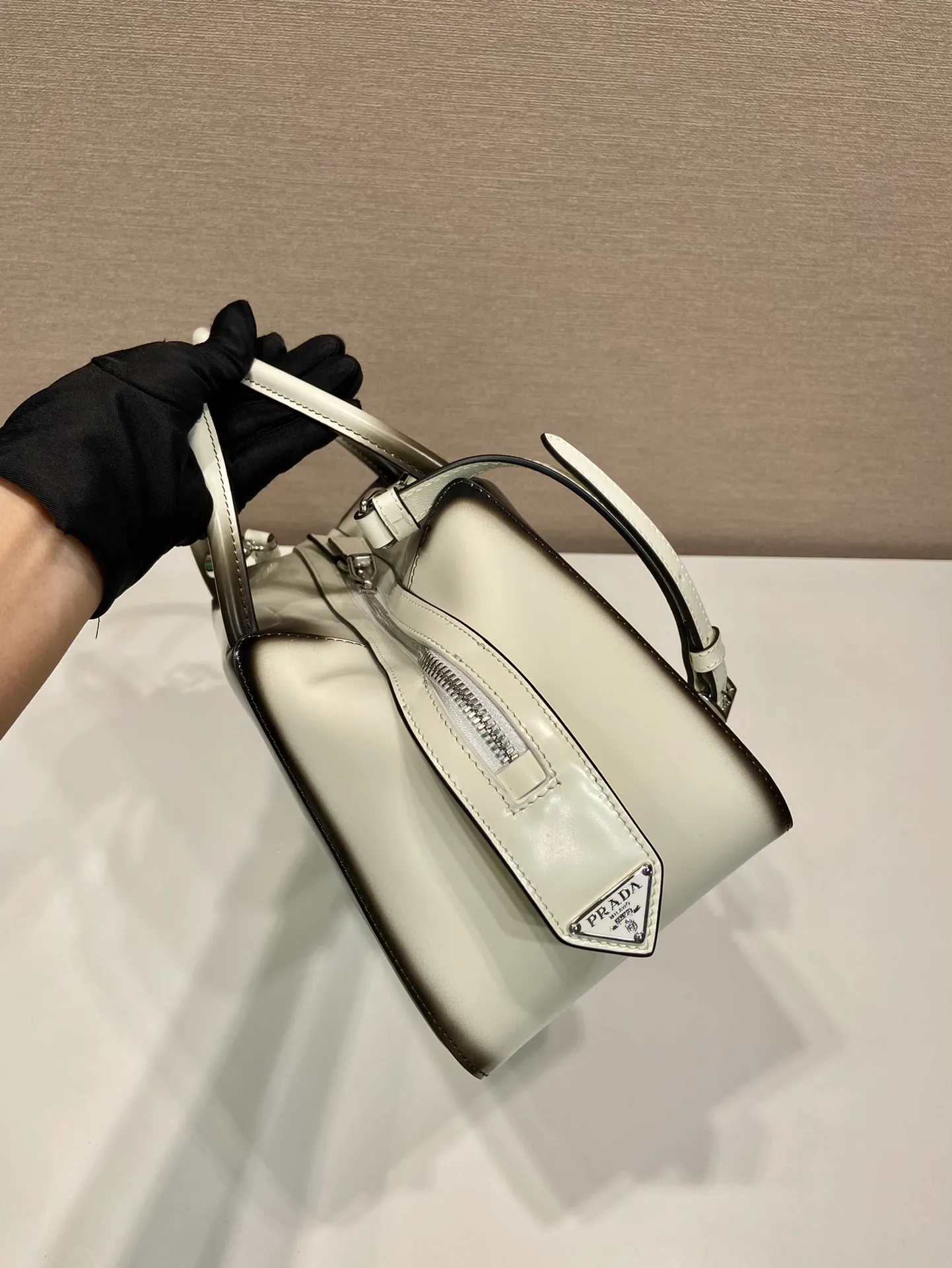 💰1800👏Gradient bowling ball👏1BA365 new medium gradient color🎉 This handbag with exquisite lines will be unveiled at the 2022 autumn and winter fashion show. Equipped with a detachable and adjustable long shoulder strap that can be carried by hand/cross-body. The elegant silhouette features a hand-painted finish that accentuates geometric lines and three-dimensional effects. Casual and stylish. Large capacity space. Everything you need for daily use can be accommodated! Babies. Hurry up and get it🎉🎉, length 31cm high 16x bottom 13.5cm🎉🎉🎉👏👏👏 👏