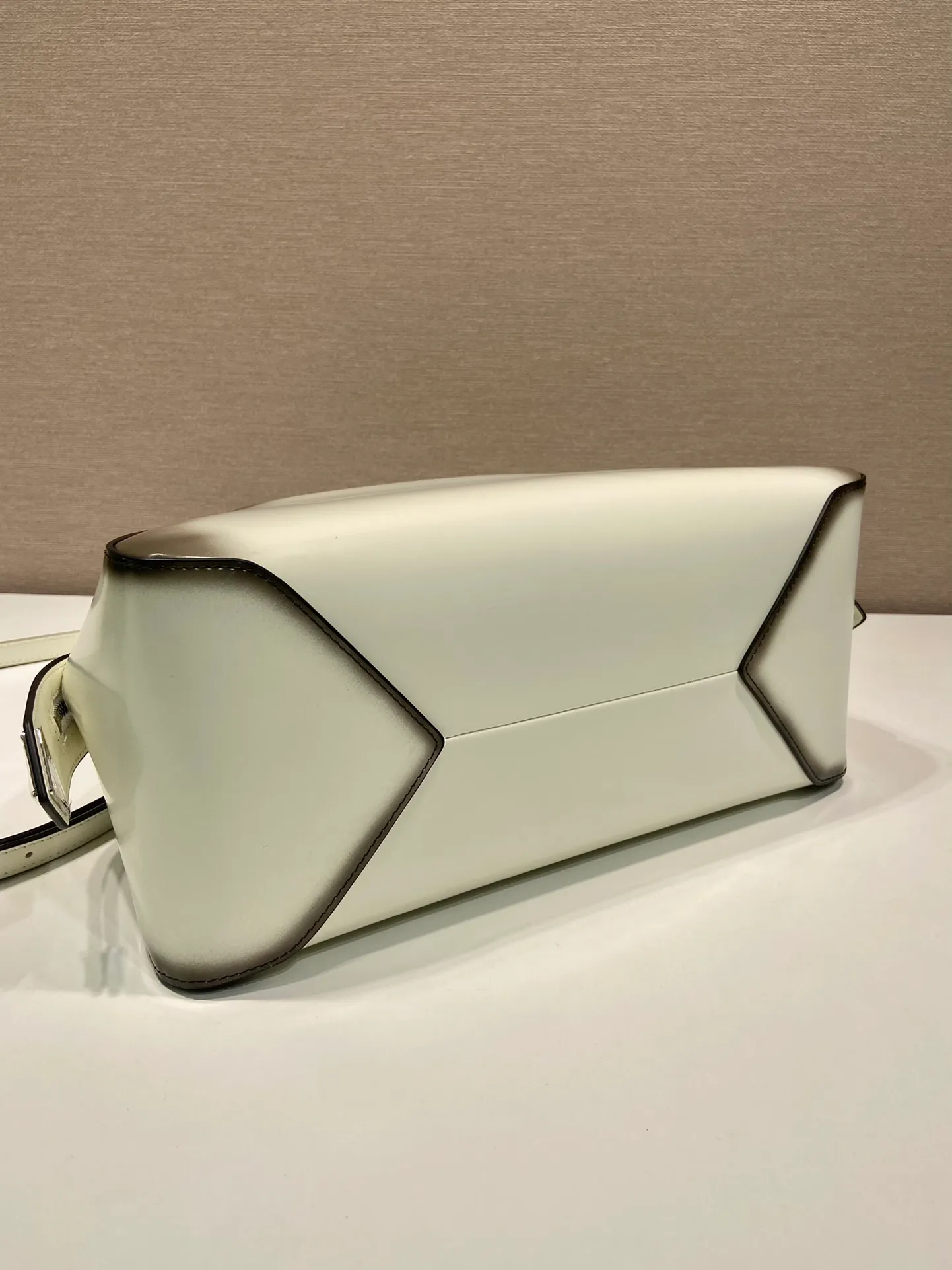 💰1800👏Gradient bowling ball👏1BA365 new medium gradient color🎉 This handbag with exquisite lines will be unveiled at the 2022 autumn and winter fashion show. Equipped with a detachable and adjustable long shoulder strap that can be carried by hand/cross-body. The elegant silhouette features a hand-painted finish that accentuates geometric lines and three-dimensional effects. Casual and stylish. Large capacity space. Everything you need for daily use can be accommodated! Babies. Hurry up and get it🎉🎉, length 31cm high 16x bottom 13.5cm🎉🎉🎉👏👏👏 👏