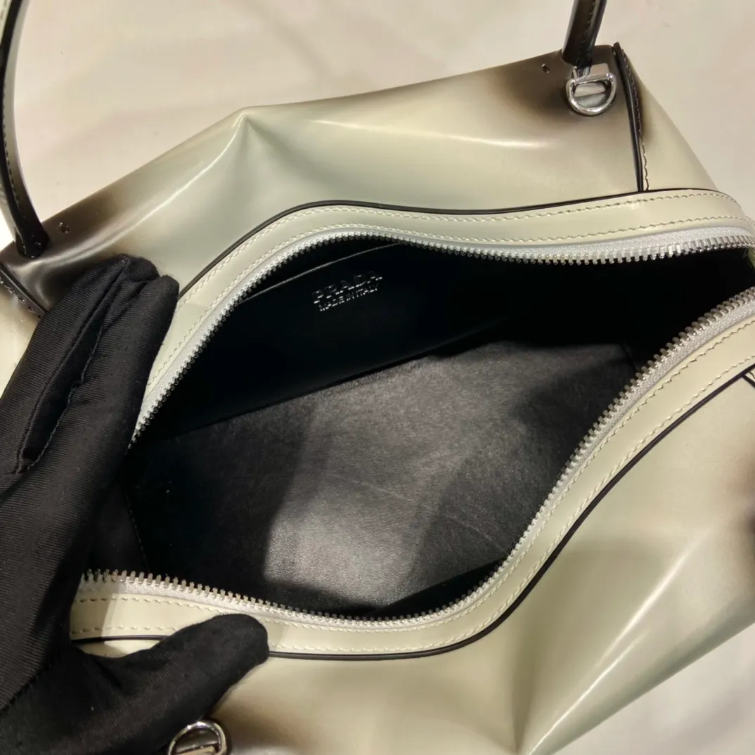 💰1800👏Gradient bowling ball👏1BA365 new medium gradient color🎉 This handbag with exquisite lines will be unveiled at the 2022 autumn and winter fashion show. Equipped with a detachable and adjustable long shoulder strap that can be carried by hand/cross-body. The elegant silhouette features a hand-painted finish that accentuates geometric lines and three-dimensional effects. Casual and stylish. Large capacity space. Everything you need for daily use can be accommodated! Babies. Hurry up and get it🎉🎉, length 31cm high 16x bottom 13.5cm🎉🎉🎉👏👏👏 👏