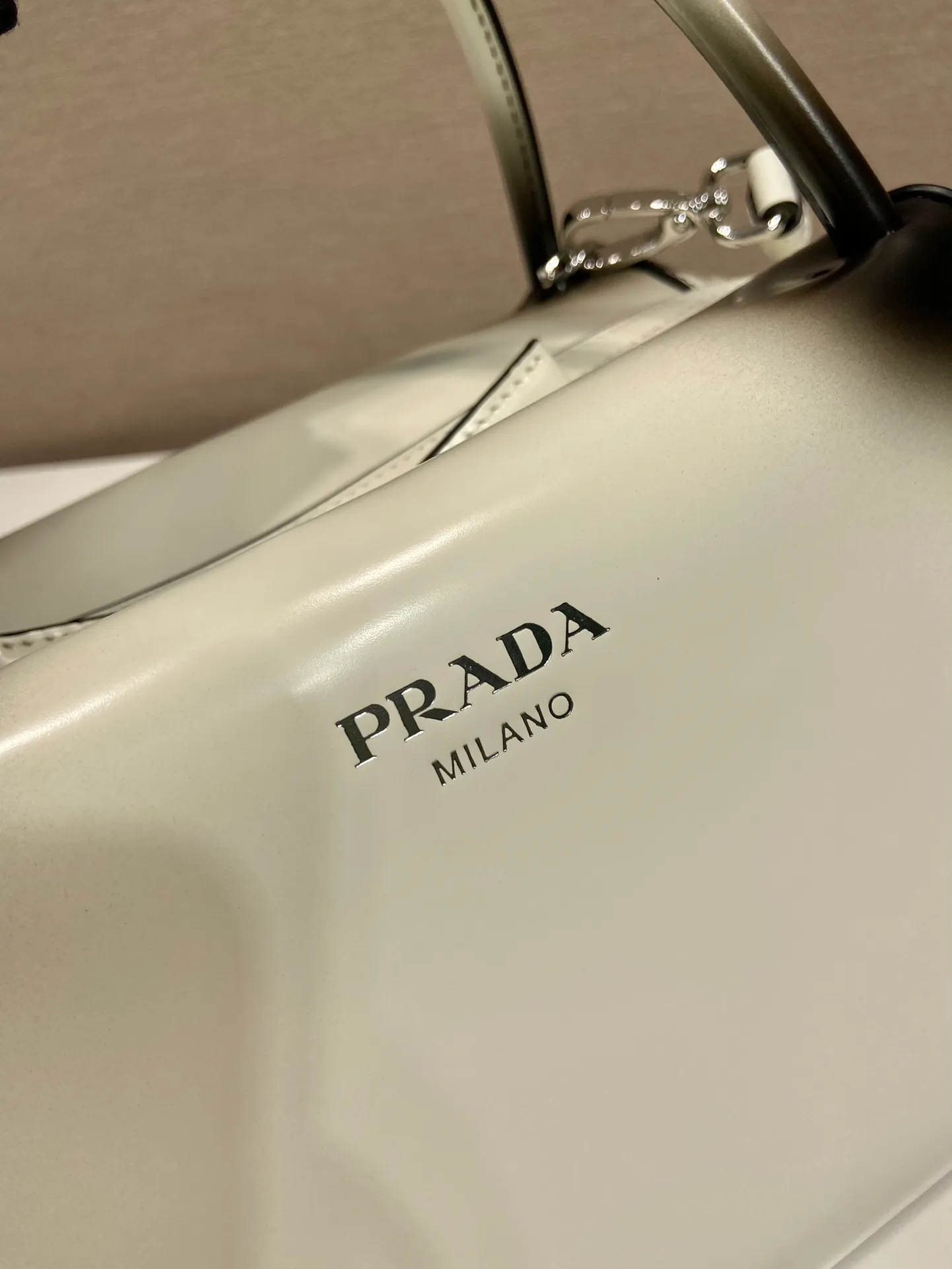 💰1800👏Gradient bowling ball👏1BA365 new medium gradient color🎉 This handbag with exquisite lines will be unveiled at the 2022 autumn and winter fashion show. Equipped with a detachable and adjustable long shoulder strap that can be carried by hand/cross-body. The elegant silhouette features a hand-painted finish that accentuates geometric lines and three-dimensional effects. Casual and stylish. Large capacity space. Everything you need for daily use can be accommodated! Babies. Hurry up and get it🎉🎉, length 31cm high 16x bottom 13.5cm🎉🎉🎉👏👏👏 👏
