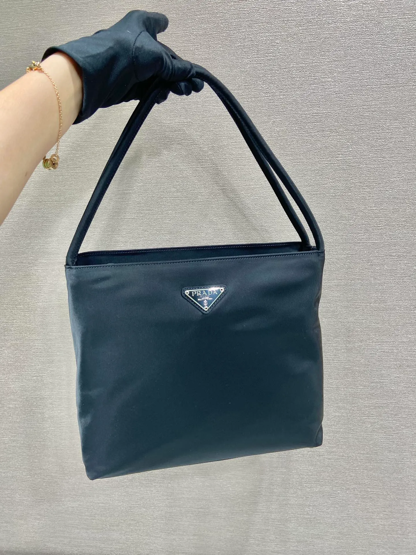 💰720🎉Middle-hand tote bag🎉Medium size🎉 This second-hand tote bag is made of imported nylon fabric with a grid zipper design in the middle. It can be carried by hand or on the shoulder. It is light and simple😘The capacity is very large, and the upper body effect is particularly trendy, versatile and fashionable. No matter casual or formal. It’s all about stability and style, hurry up and get it😘 I love this medieval tote bag so much🎉🎉 Style number: B6246 Length 28x Height 25x Bottom 7cm