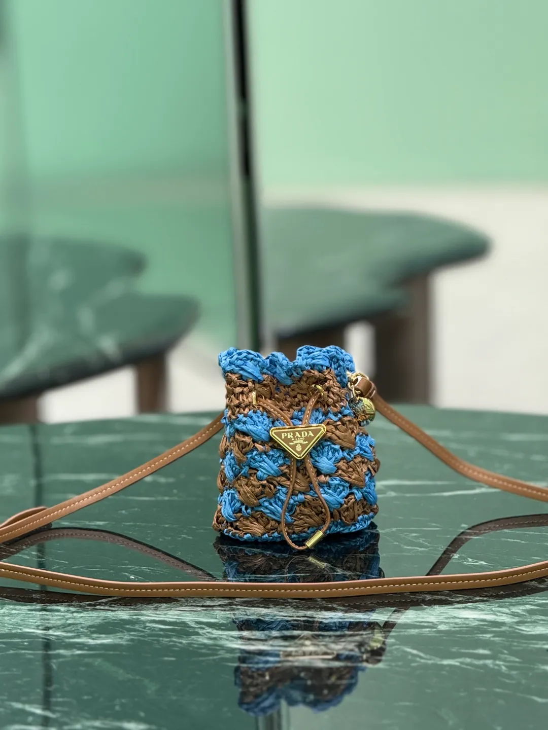 💰900, woven small bucket. The hand-woven mini bucket is so beautiful! A colorful triangle logo in alternating and enameled metal adorns the fastening. The matching leather shoulder strap can be worn cross-body. so cute! Size: length 10x height 12x bottom 7cm Style number: 1NR040