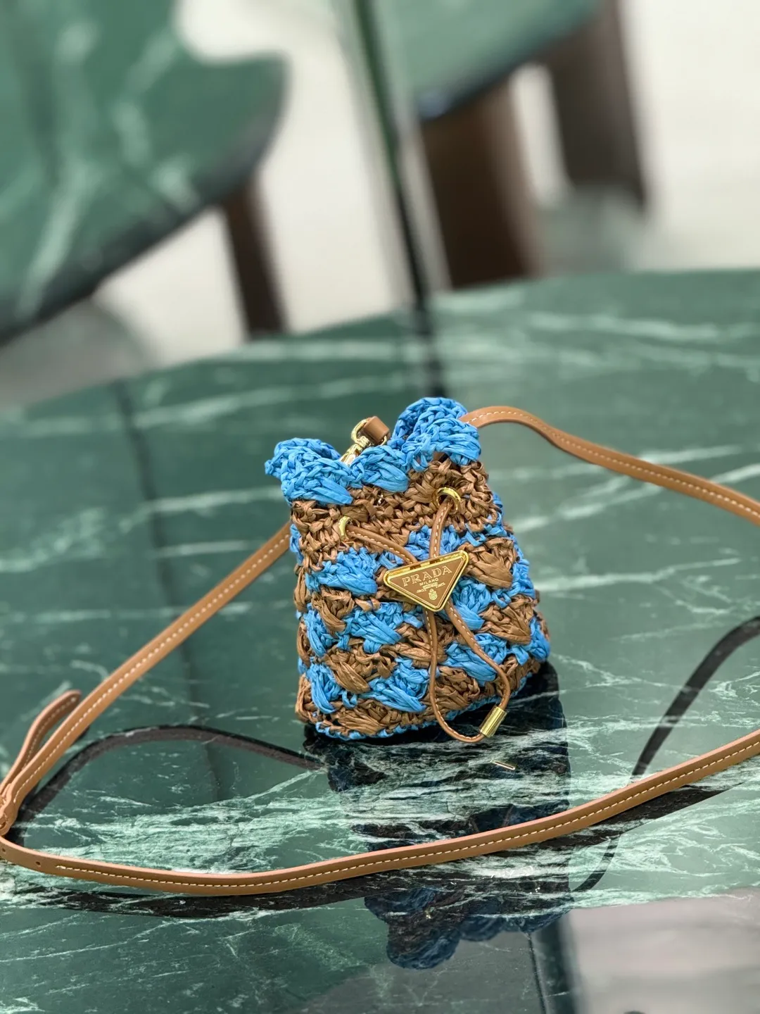 💰900, woven small bucket. The hand-woven mini bucket is so beautiful! A colorful triangle logo in alternating and enameled metal adorns the fastening. The matching leather shoulder strap can be worn cross-body. so cute! Size: length 10x height 12x bottom 7cm Style number: 1NR040
