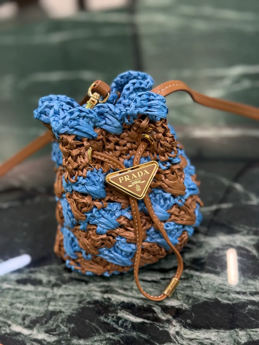 💰900, woven small bucket. The hand-woven mini bucket is so beautiful! A colorful triangle logo in alternating and enameled metal adorns the fastening. The matching leather shoulder strap can be worn cross-body. so cute! Size: length 10x height 12x bottom 7cm Style number: 1NR040