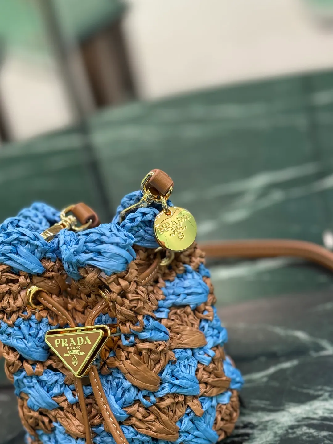 💰900, woven small bucket. The hand-woven mini bucket is so beautiful! A colorful triangle logo in alternating and enameled metal adorns the fastening. The matching leather shoulder strap can be worn cross-body. so cute! Size: length 10x height 12x bottom 7cm Style number: 1NR040