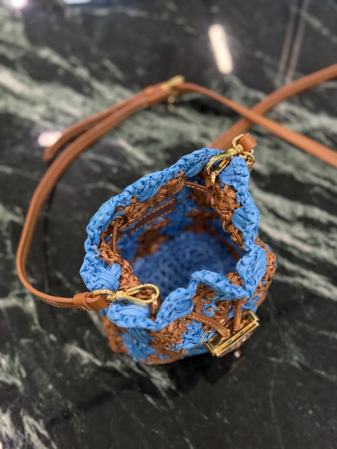 💰900, woven small bucket. The hand-woven mini bucket is so beautiful! A colorful triangle logo in alternating and enameled metal adorns the fastening. The matching leather shoulder strap can be worn cross-body. so cute! Size: length 10x height 12x bottom 7cm Style number: 1NR040