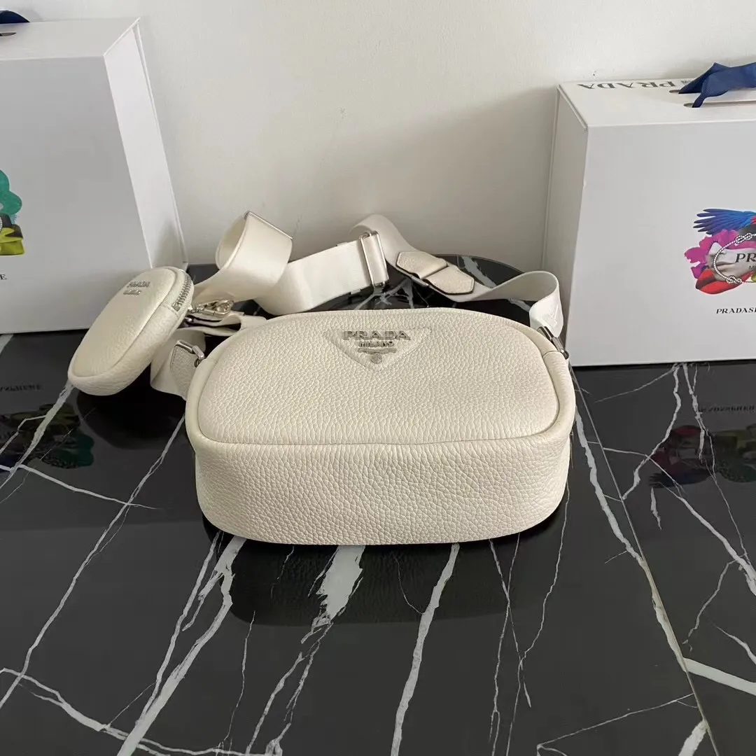 P1160¥ [Top original order] 🎉New camera crossbody bag🎉1BH182 has arrived🎉🎉This crossbody bag is made of imported deerskin grain cowhide and equipped with an adjustable long shoulder strap. My favorite It’s a small bag on the shoulder strap😘It’s perfect😘, it has a large capacity, is simple and elegant, and feels super soft🎉Hurry up and get it🎉Dimensions: length 22x height 14.5x bottom 8cm🎉🎉🎉👏👏👏!