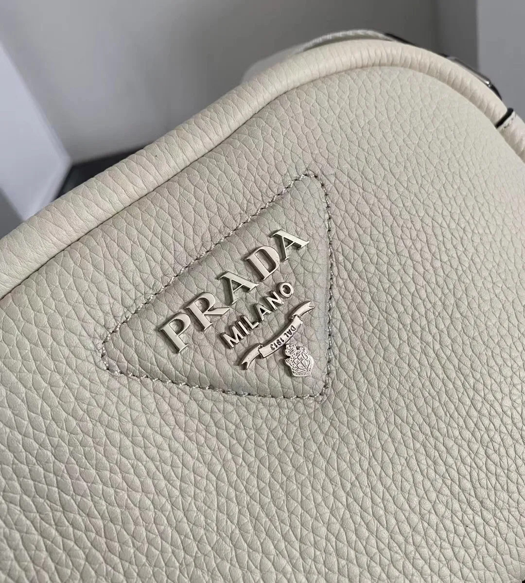 P1160¥ [Top original order] 🎉New camera crossbody bag🎉1BH182 has arrived🎉🎉This crossbody bag is made of imported deerskin grain cowhide and equipped with an adjustable long shoulder strap. My favorite It’s a small bag on the shoulder strap😘It’s perfect😘, it has a large capacity, is simple and elegant, and feels super soft🎉Hurry up and get it🎉Dimensions: length 22x height 14.5x bottom 8cm🎉🎉🎉👏👏👏!